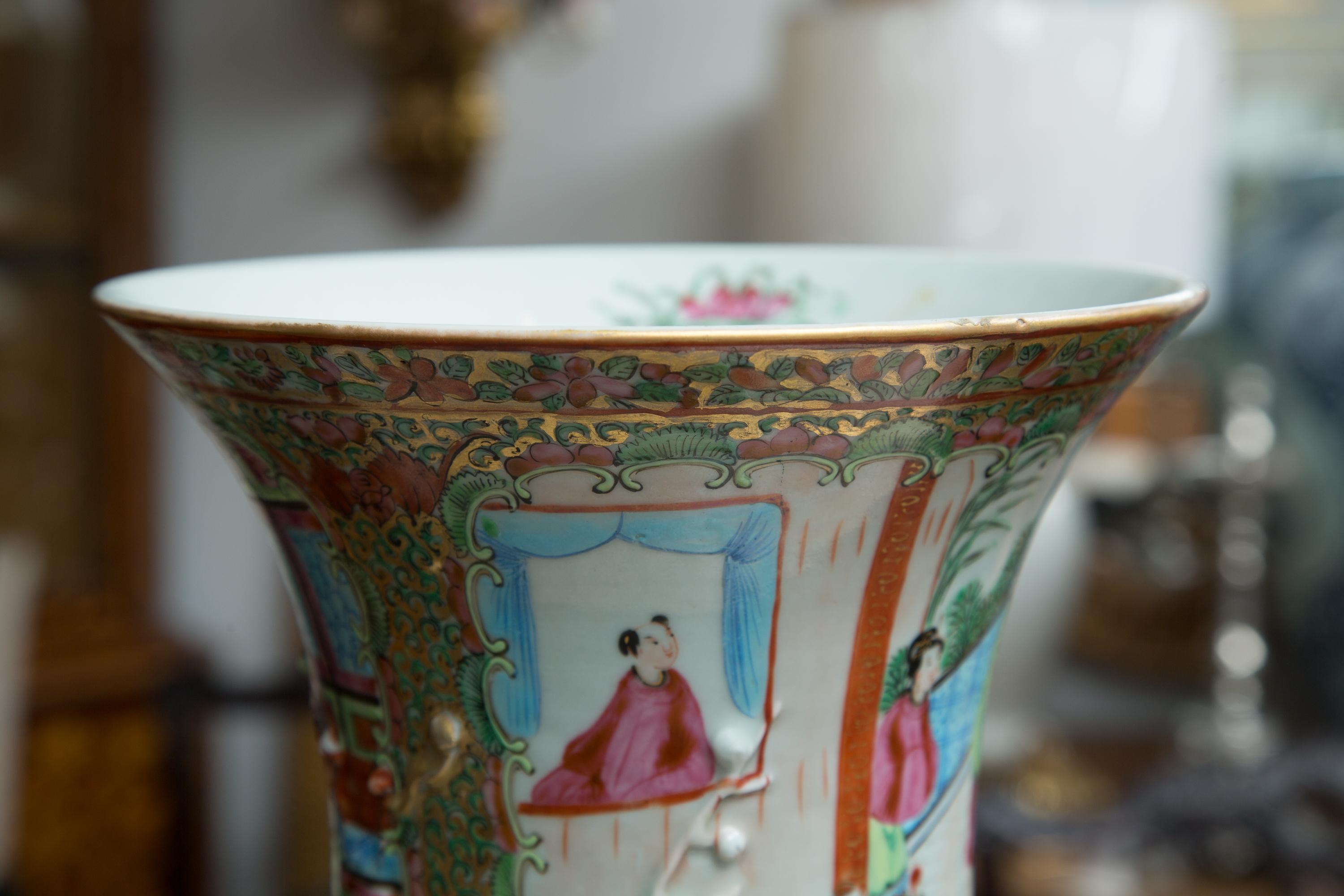 Autre Grand vase à médaillons de roses du XIXe siècle en vente