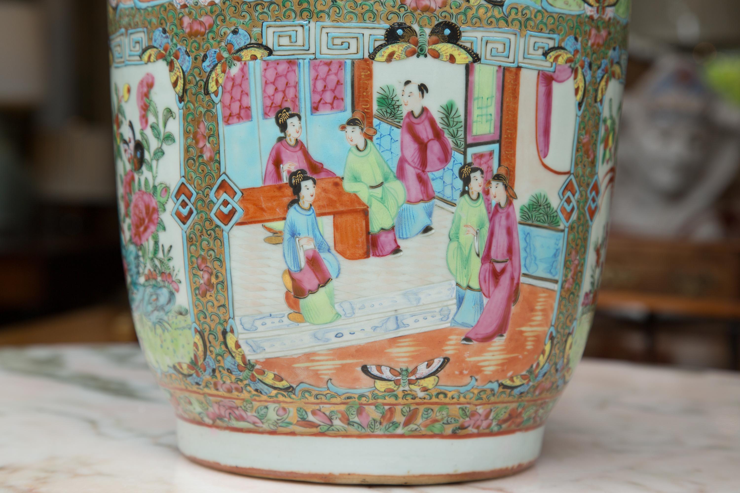 Peint à la main Grand vase à médaillons de roses du XIXe siècle en vente