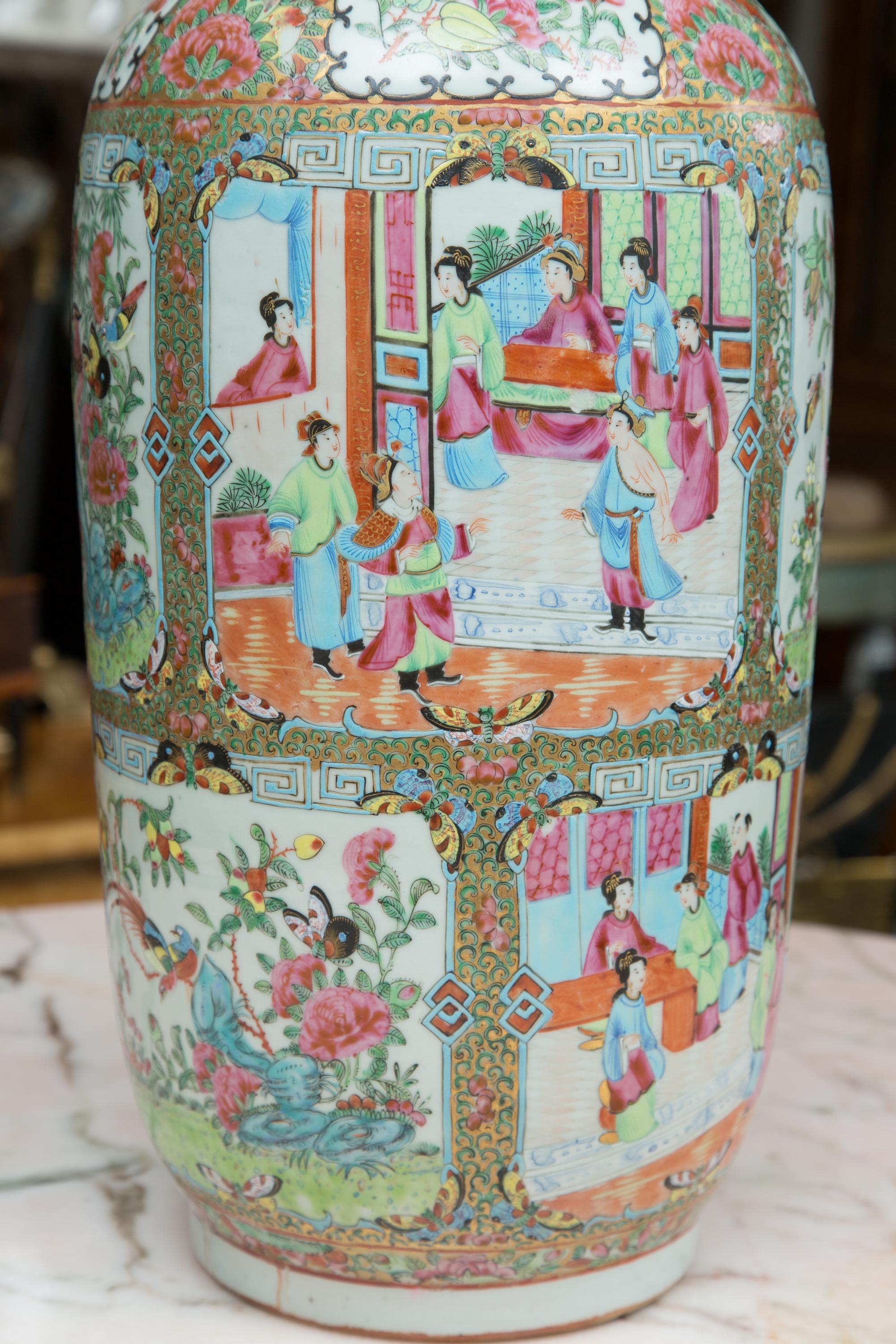 Porcelaine Grand vase à médaillons de roses du XIXe siècle en vente