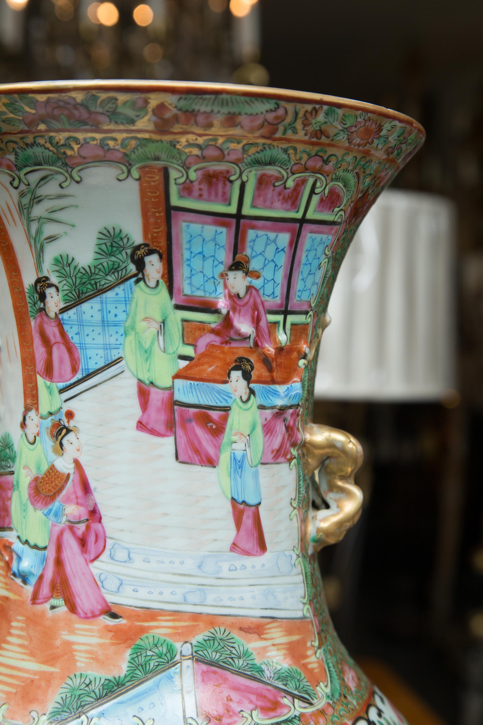 Grand vase à médaillons de roses du XIXe siècle en vente 1