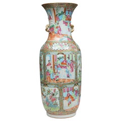 Grand vase à médaillons de roses du XIXe siècle