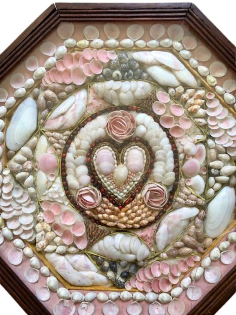 Antiker großer Valentinsgruß für einen Matrosen in einem Mahagonikasten, um 1880, eine handgefertigte Muschel-Collage mit Herz- und Rosenknospen-Muster in einem achtzackigen Stern, eingefasst in einen großen achteckigen Mahagonikasten, der auf der