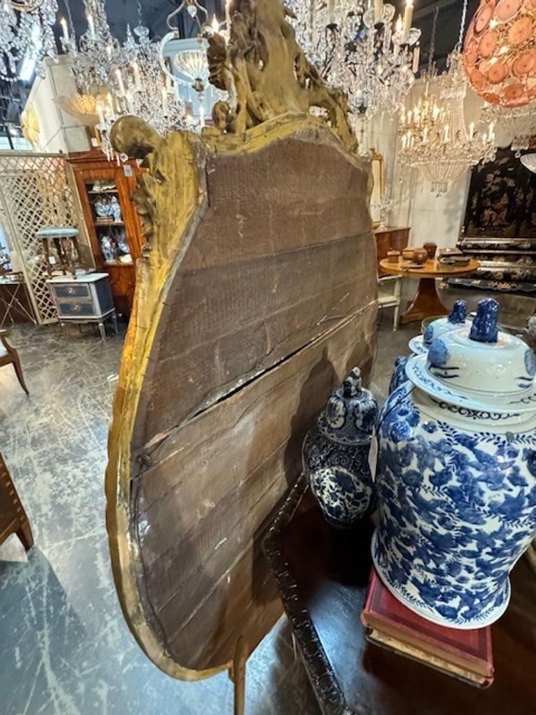 Specchio francese ovale intagliato e in legno dorato del XIX secolo di grandi dimensioni in vendita 5