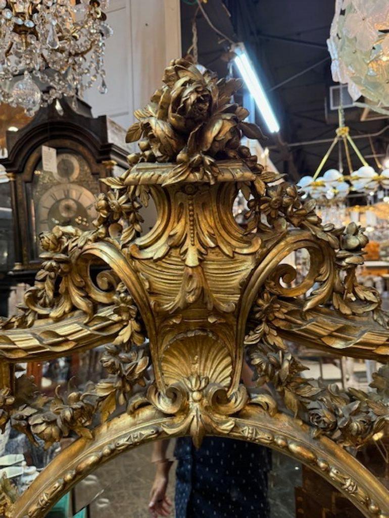 Intagliato Specchio francese ovale intagliato e in legno dorato del XIX secolo di grandi dimensioni in vendita