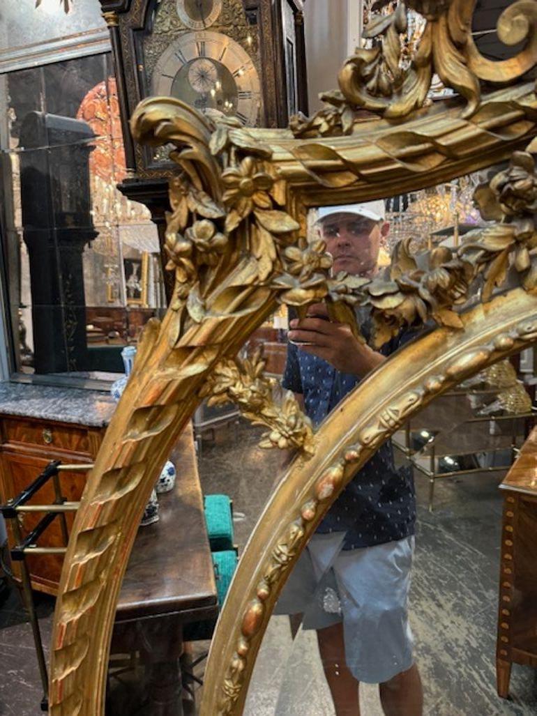 Specchio francese ovale intagliato e in legno dorato del XIX secolo di grandi dimensioni In condizioni buone in vendita a Dallas, TX