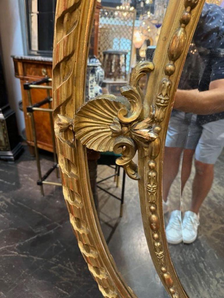 Specchio francese ovale intagliato e in legno dorato del XIX secolo di grandi dimensioni in vendita 1