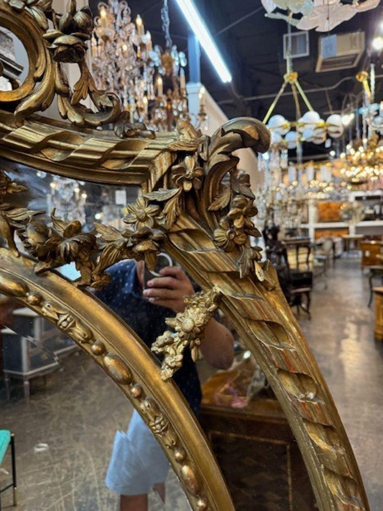 Specchio francese ovale intagliato e in legno dorato del XIX secolo di grandi dimensioni in vendita 3