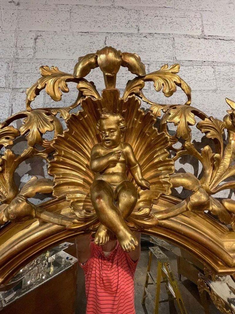 Legno dorato Specchio rococò francese del XIX secolo in legno dorato e intagliato di grandi dimensioni in vendita