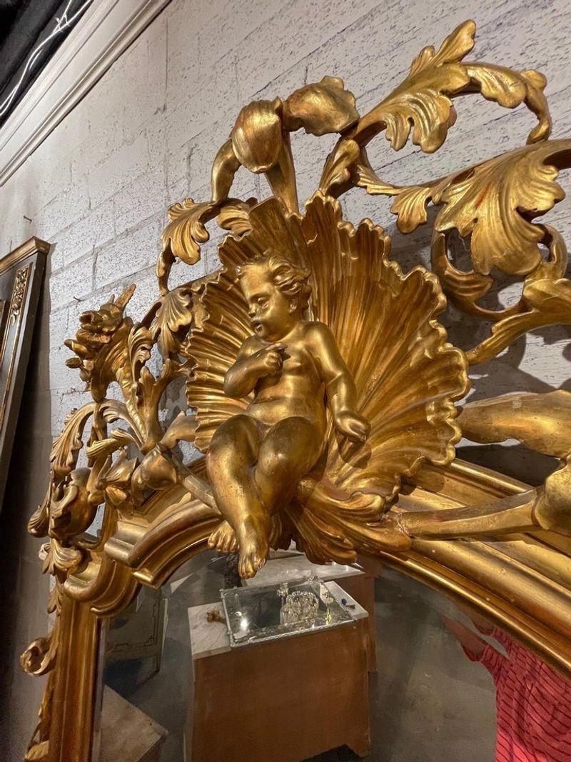 Großer französischer Rokoko-Spiegel aus geschnitztem und vergoldetem Holz, 19. Jahrhundert im Angebot 2