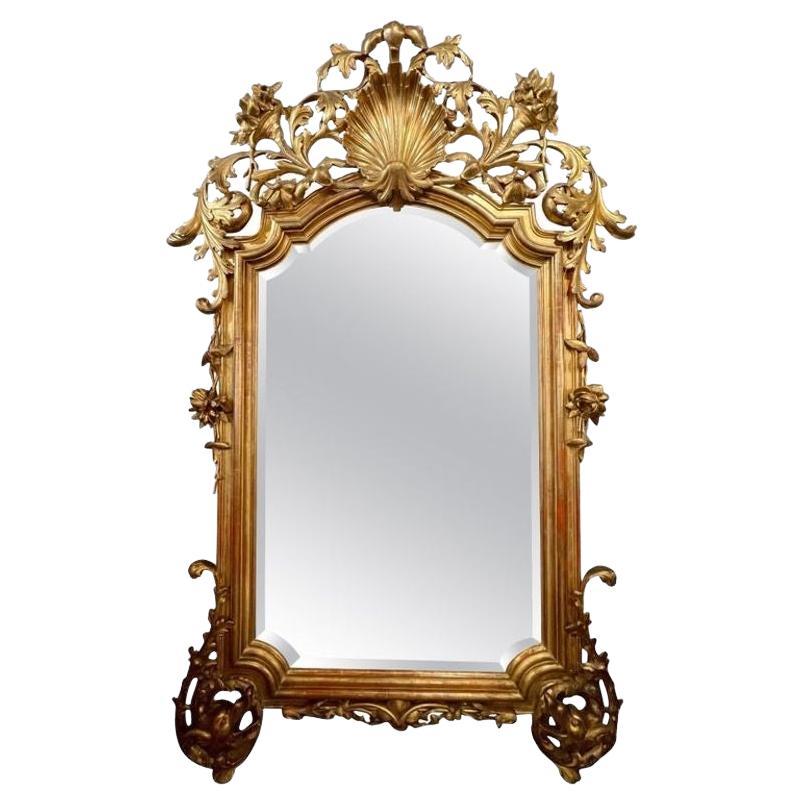 Miroir rococo français à grande échelle du 19ème siècle en bois sculpté et doré