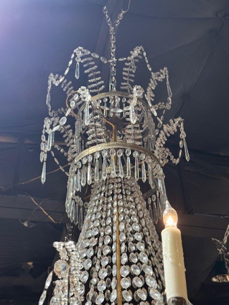 Italiano Lampadario a cestello in cristallo e tole dorate del XIX secolo in vendita