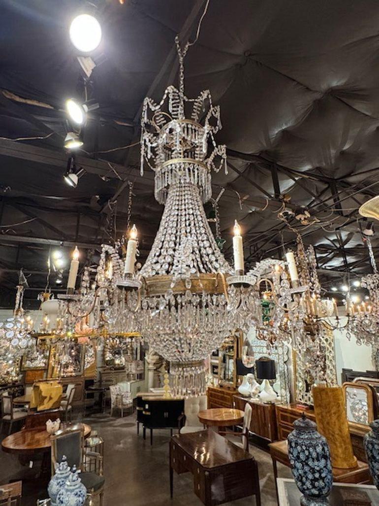 Lampadario a cestello in cristallo e tole dorate del XIX secolo In condizioni buone in vendita a Dallas, TX
