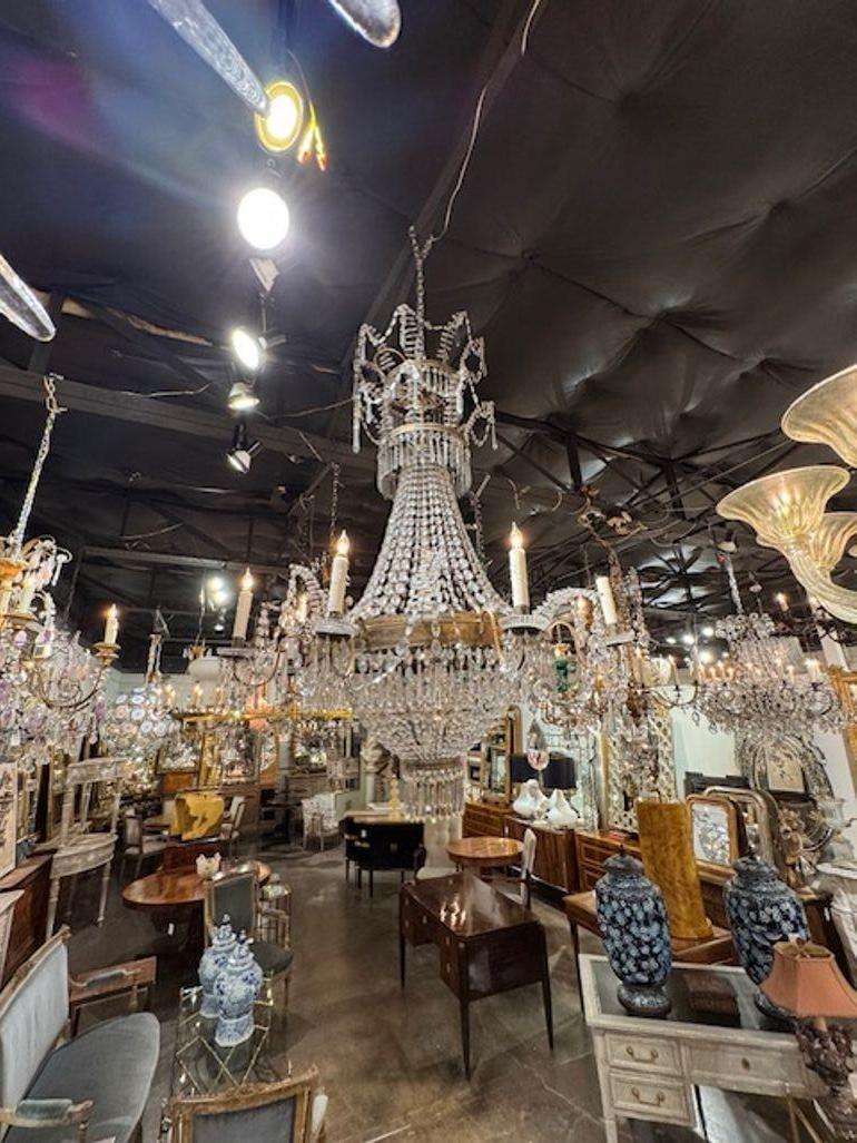Bronzo Lampadario a cestello in cristallo e tole dorate del XIX secolo in vendita