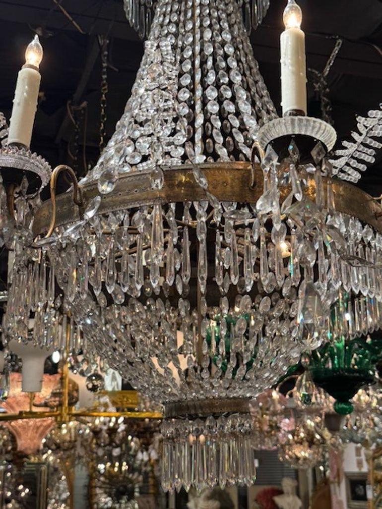 Lampadario a cestello in cristallo e tole dorate del XIX secolo in vendita 1