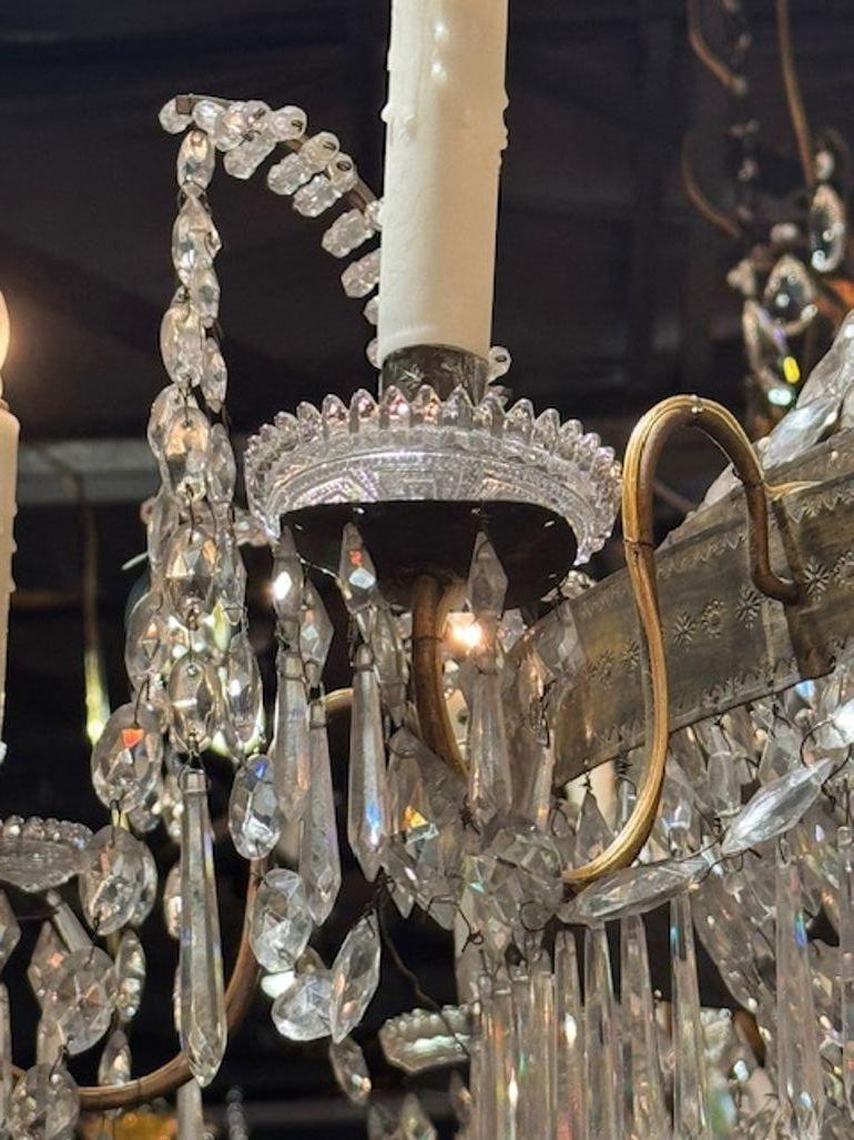 Lampadario a cestello in cristallo e tole dorate del XIX secolo in vendita 2