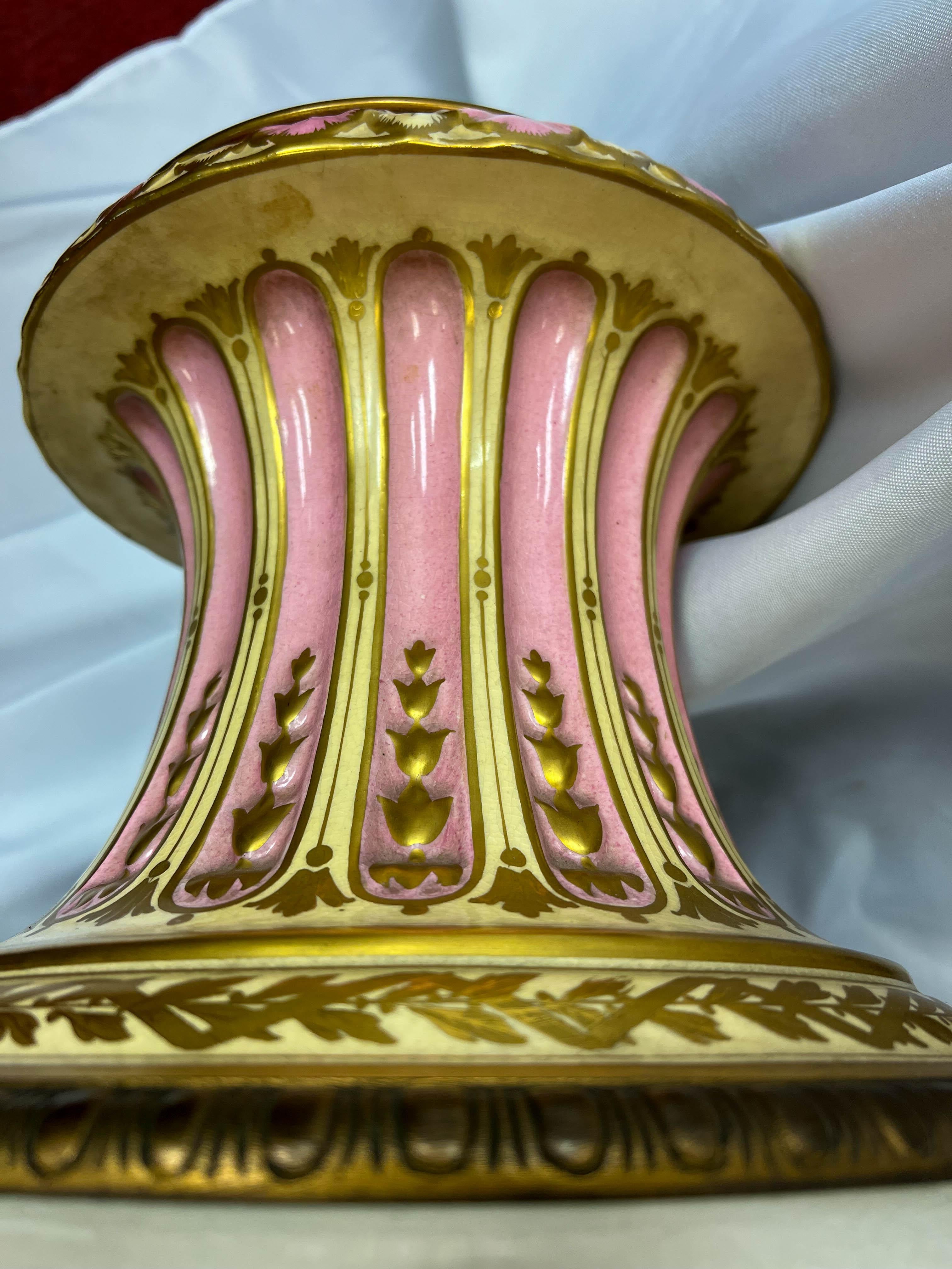 Urne de Sèvres néoclassique en bronze doré du 19e siècle, de grande taille en vente 2