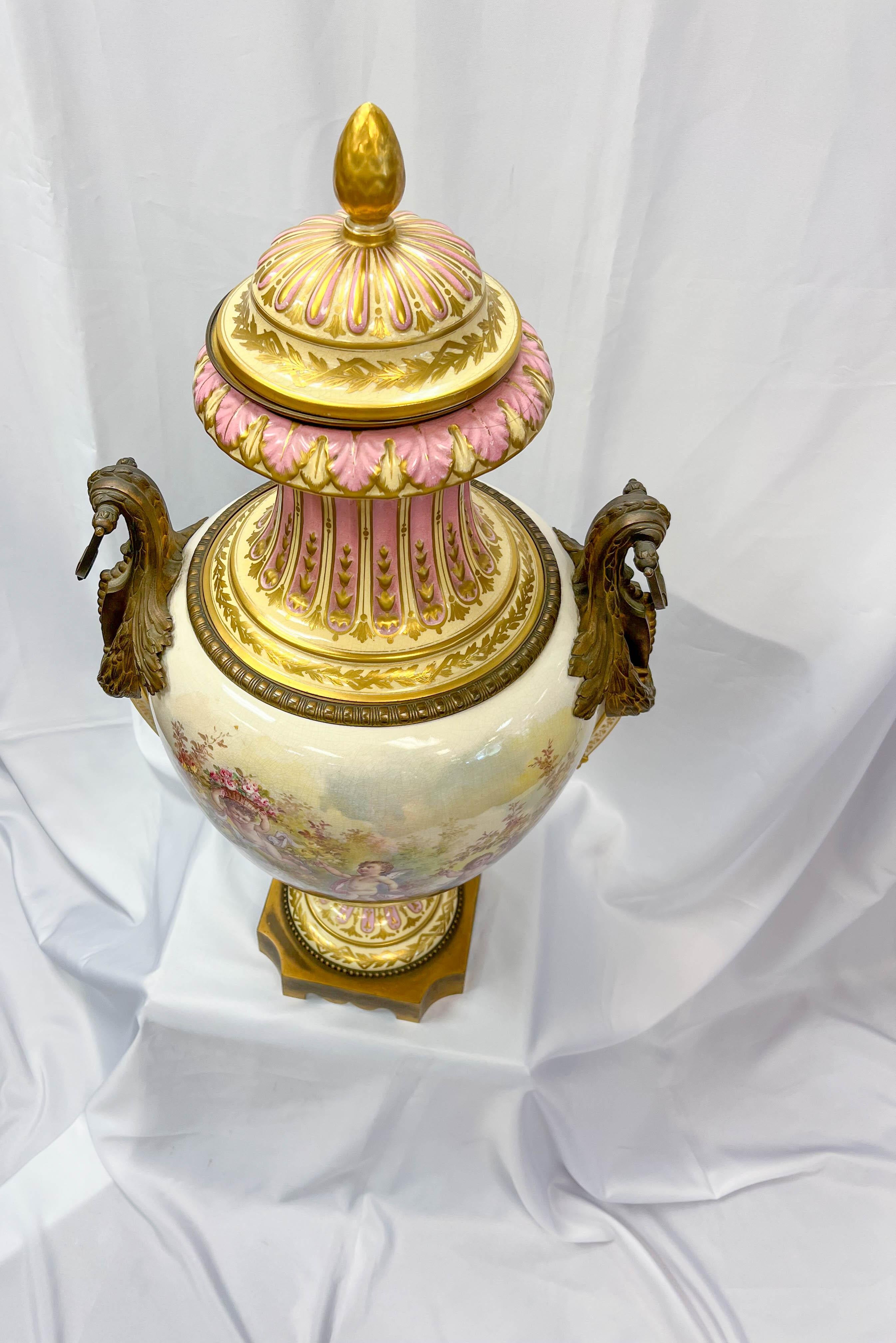 19th Century Large Scale Neoclassical Ormolu Sèvres Urn For Sale 4