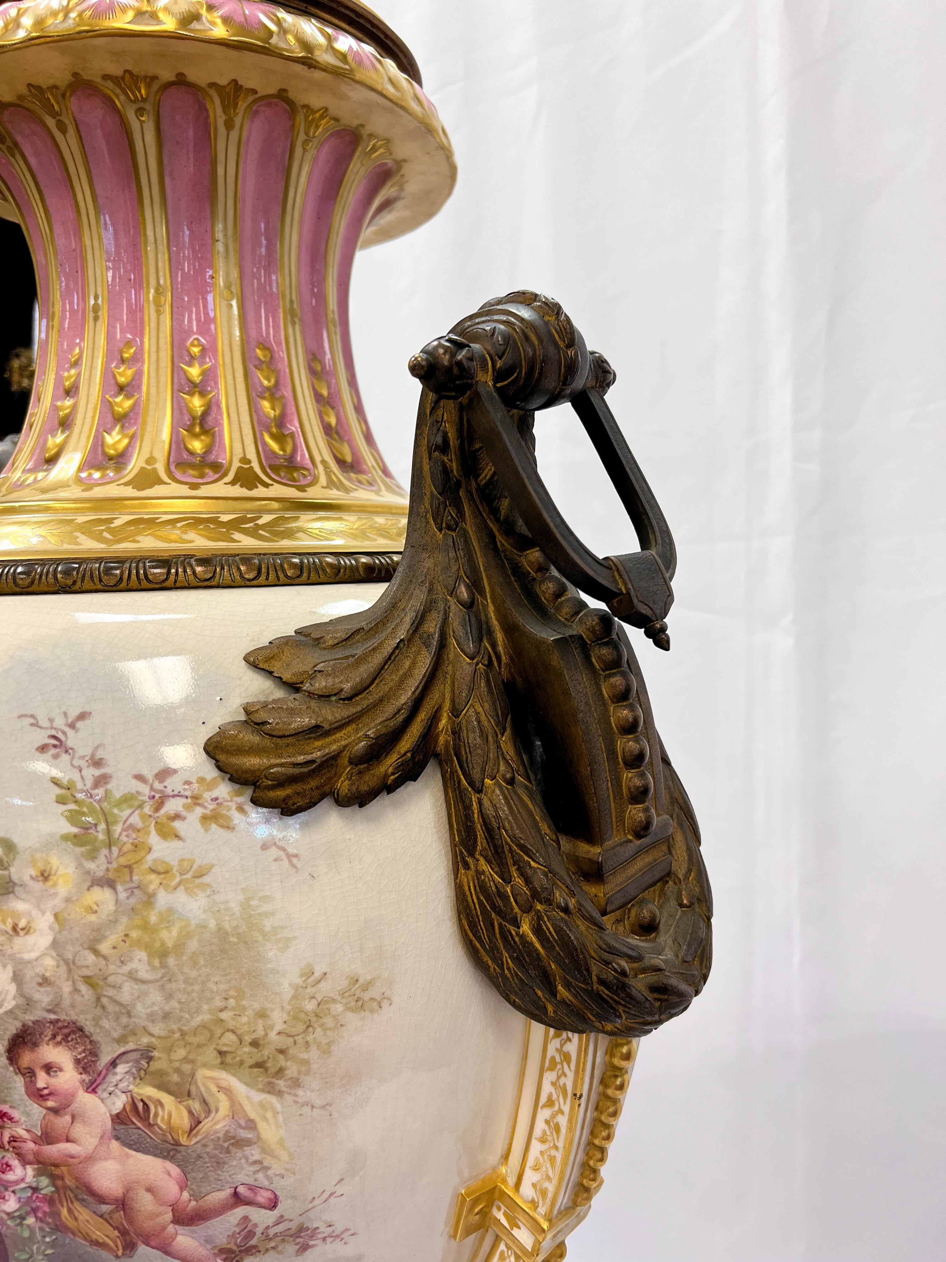 Urne de Sèvres néoclassique en bronze doré du 19e siècle, de grande taille en vente 4