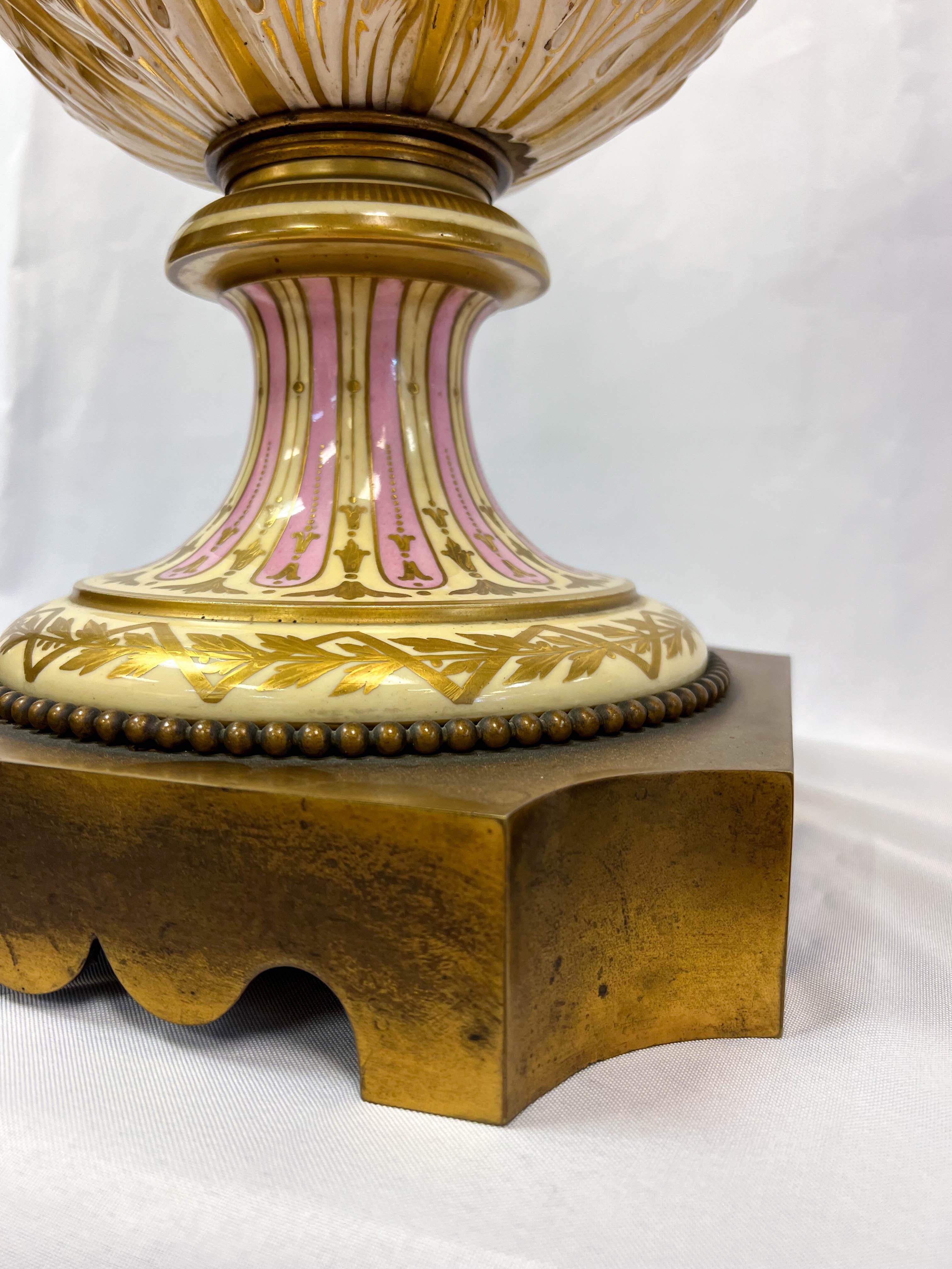 Urne de Sèvres néoclassique en bronze doré du 19e siècle, de grande taille en vente 9