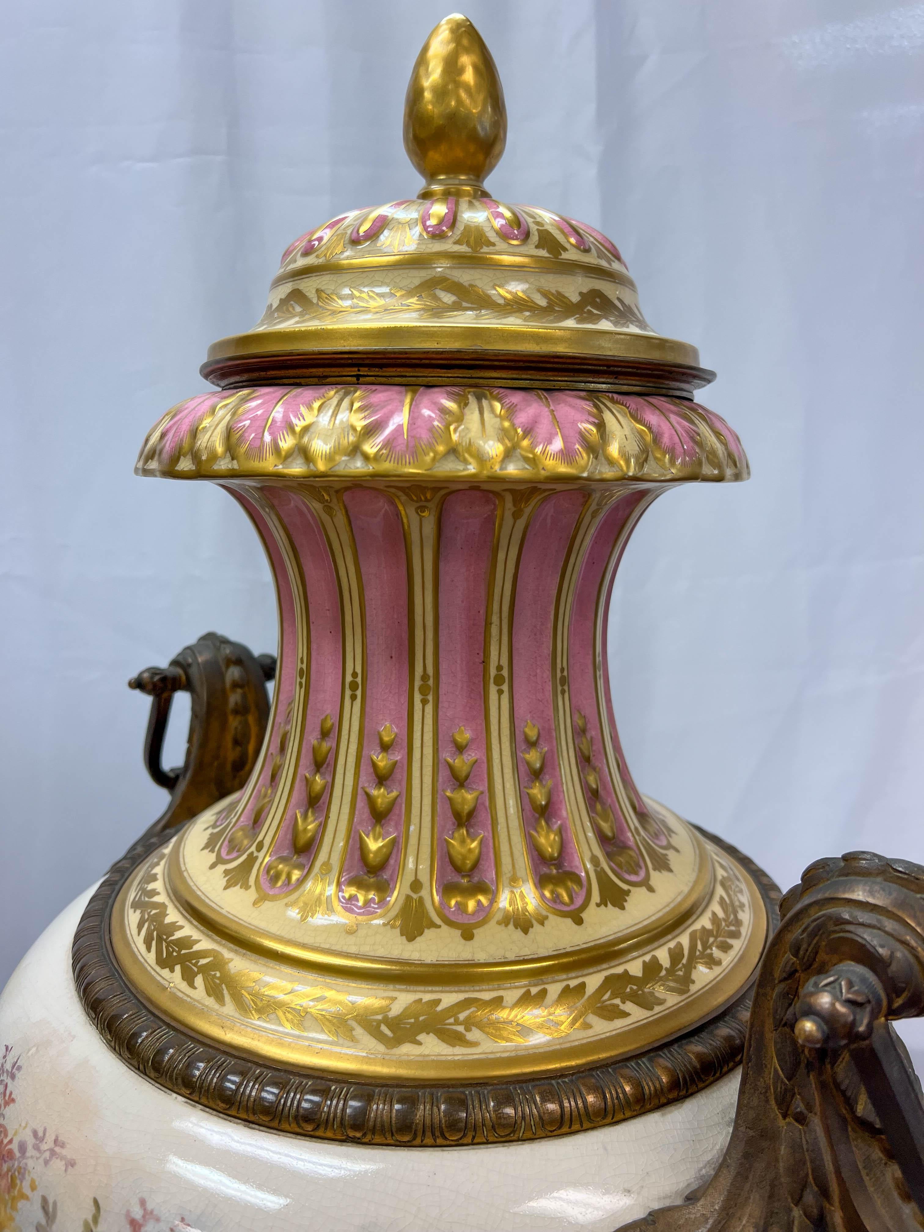 Porcelaine Urne de Sèvres néoclassique en bronze doré du 19e siècle, de grande taille en vente