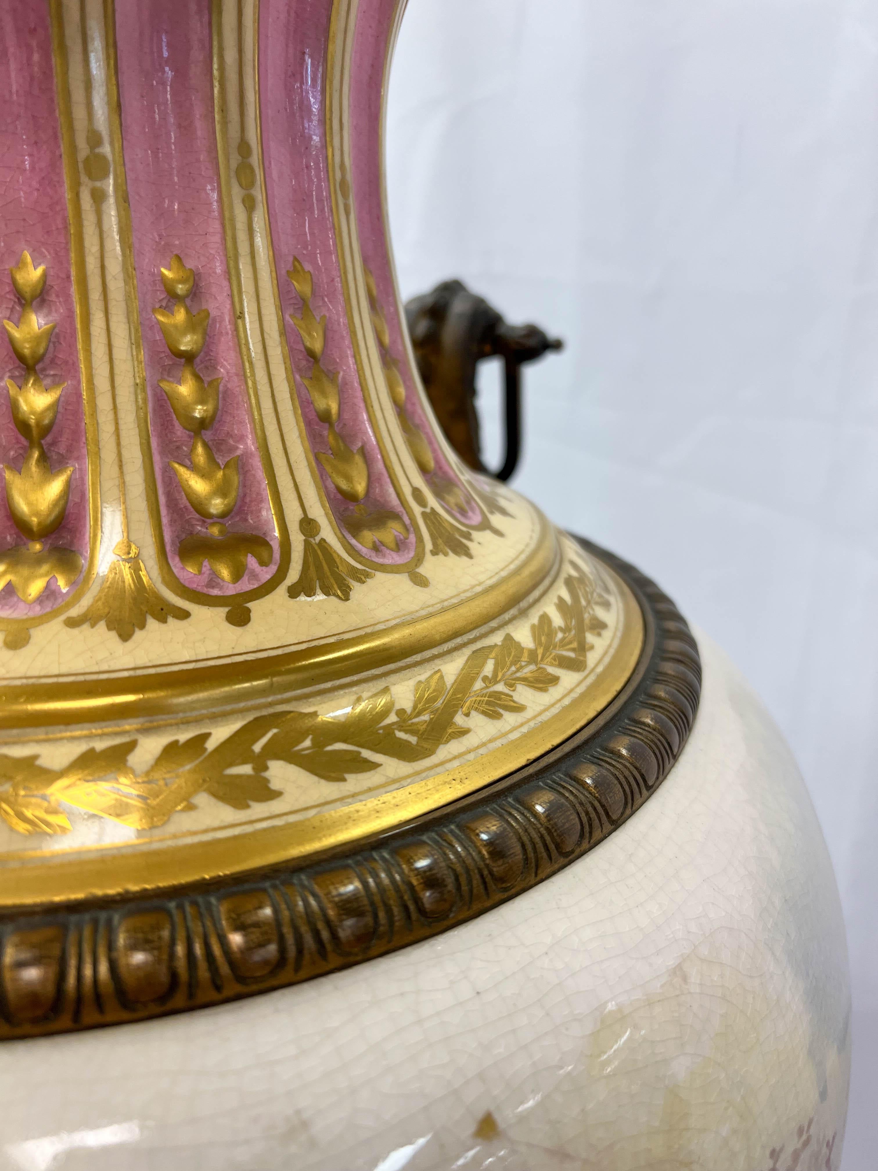 Urne de Sèvres néoclassique en bronze doré du 19e siècle, de grande taille en vente 1