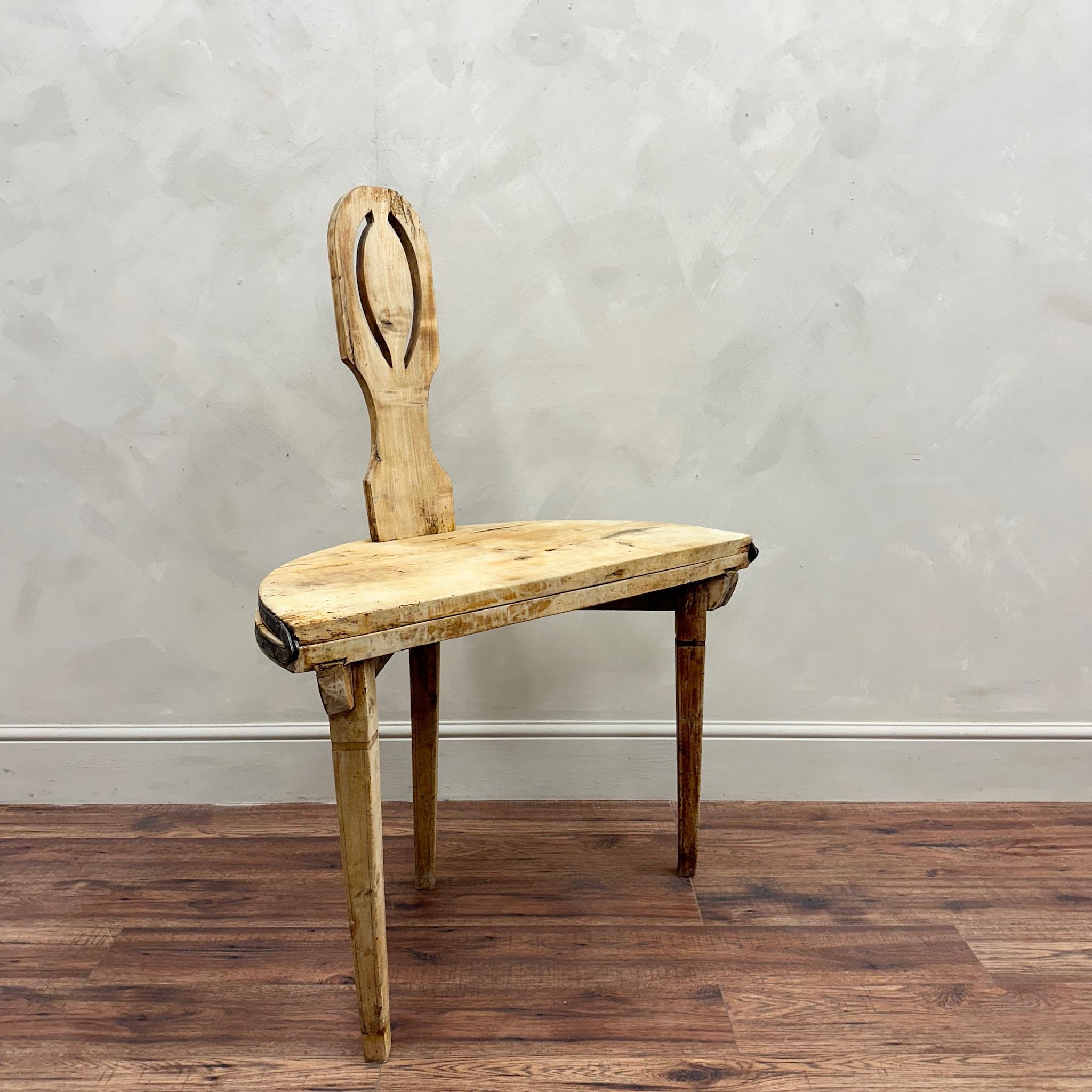19. Jahrhundert, große ccale schwedischen Kiefer Metamorphic Stuhl / Tisch oder Bordstol.
Handgeschnitzte Details und originale Eisenscharniere.

Schweden, um 1880.

Stuhl Rückenhöhe - 121 cm
Stuhltiefe - 43 cm
Stuhl Breite - 88 cm
Sitzhöhe - 63