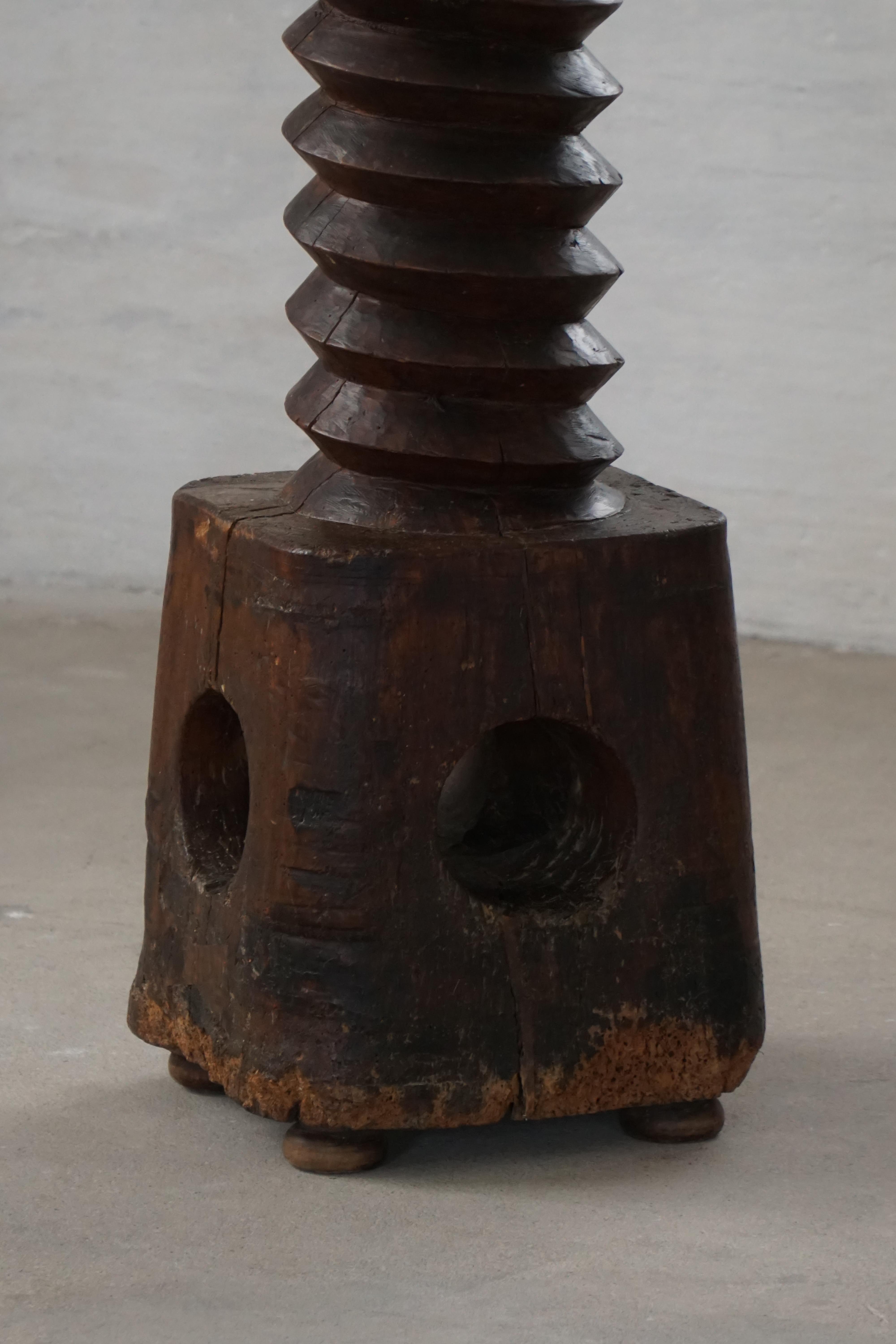Grande pressa per vino scultorea francese in legno massiccio del XIX secolo in vendita 4