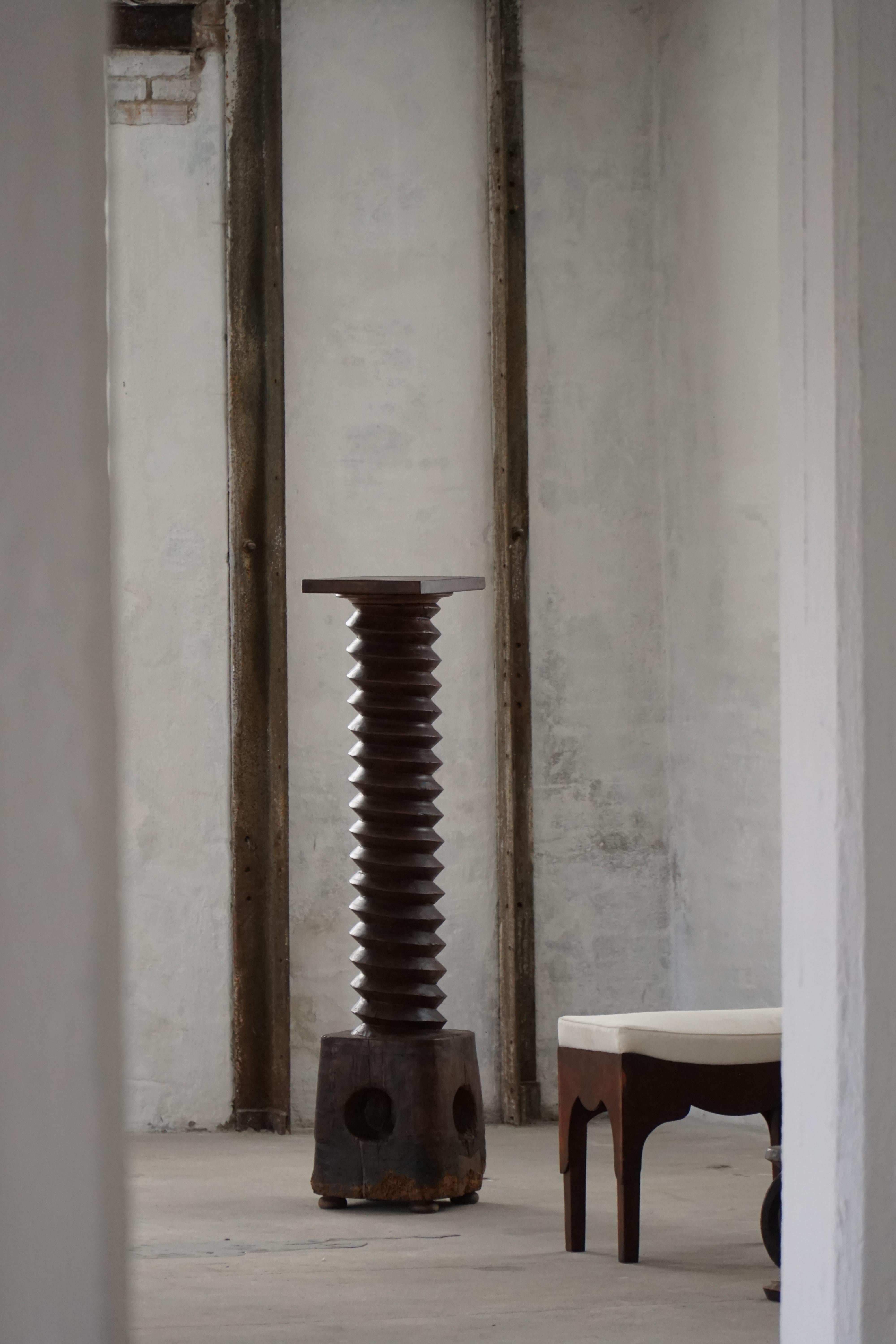 Un torchio francese robusto e di ottima fattura, risalente al XIX secolo e realizzato in legno massiccio. Originariamente utilizzato nei vigneti per la spremitura dell'uva, questo autentico pezzo di artigianato rurale ha una forte presenza e può