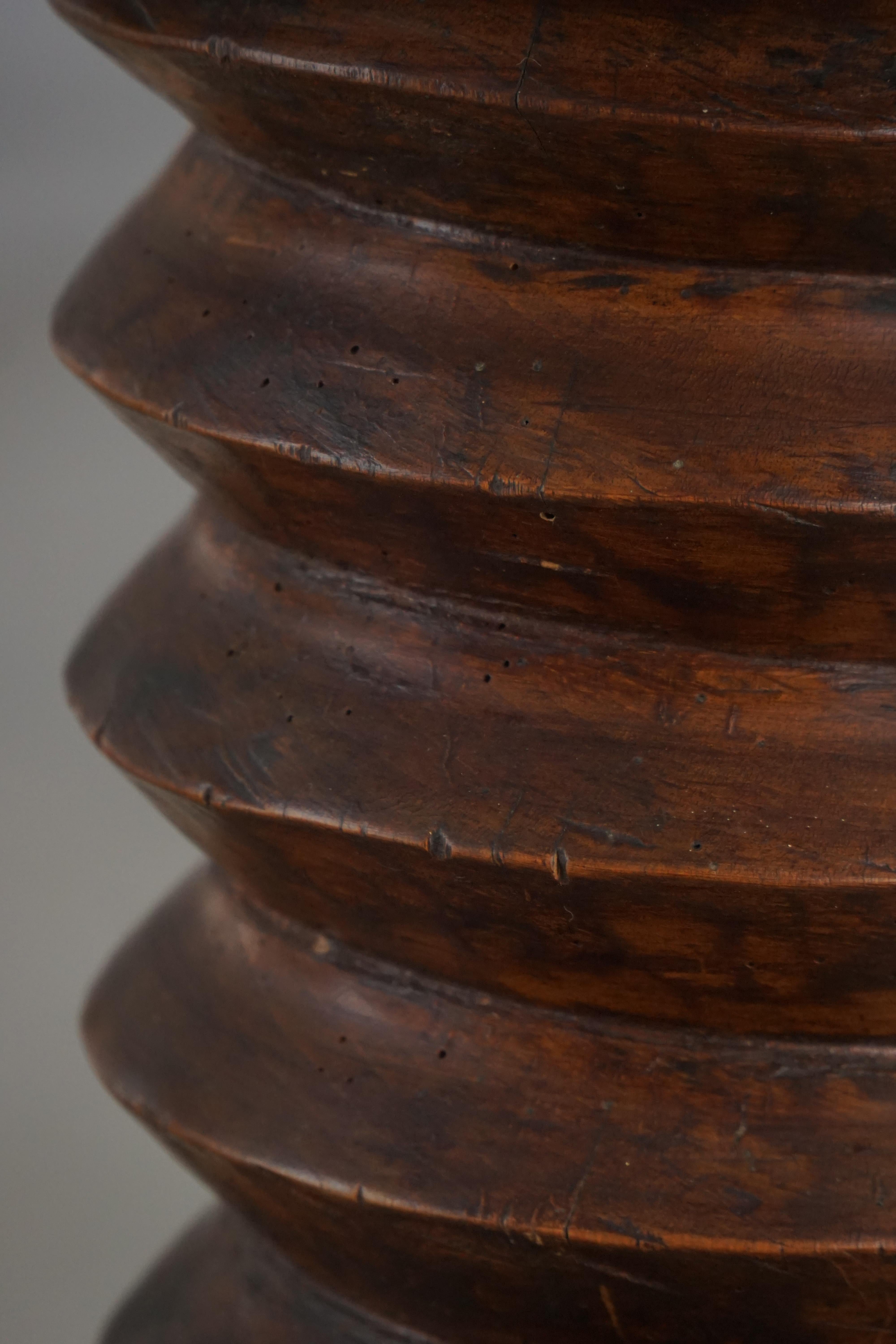 Grande pressa per vino scultorea francese in legno massiccio del XIX secolo in vendita 1