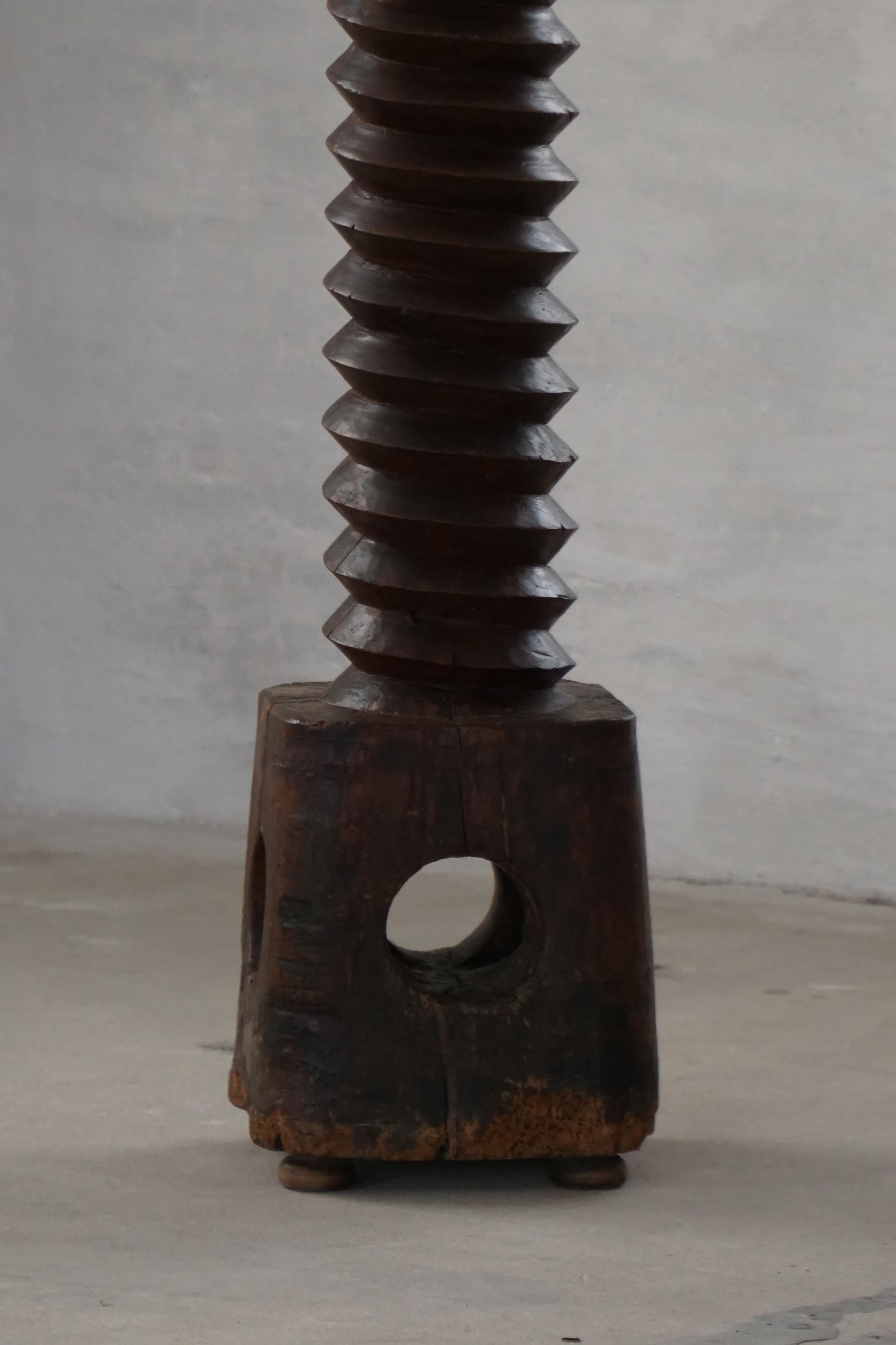 Grande pressa per vino scultorea francese in legno massiccio del XIX secolo in vendita 2