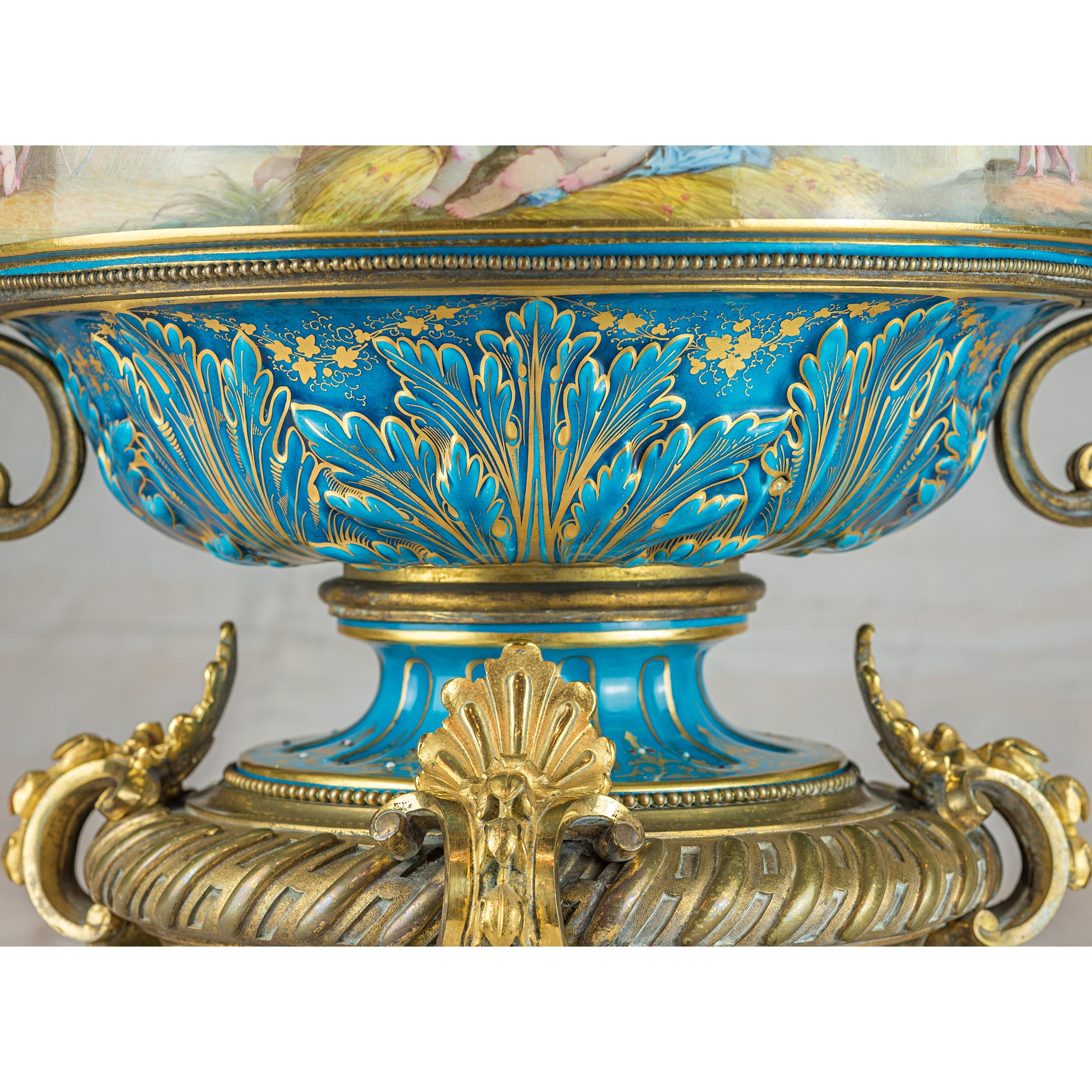 Doré Grand centre de table de style Sèvres et bronze doré du 19e siècle en vente