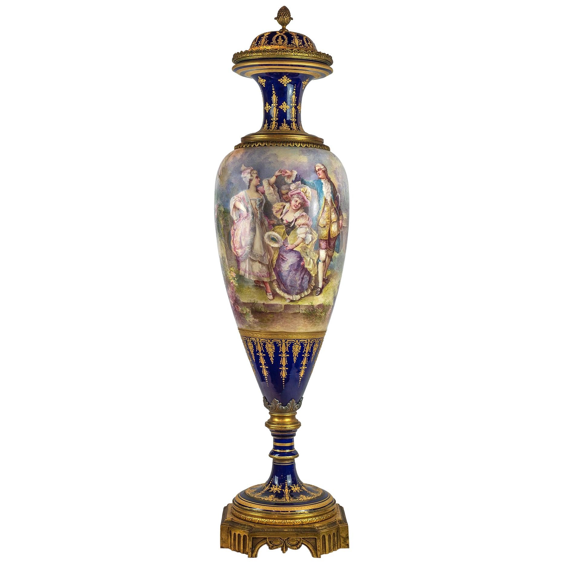 Grand vase en porcelaine à fond bleu cobalt monté en bronze doré, style Sèvres, 19e siècle