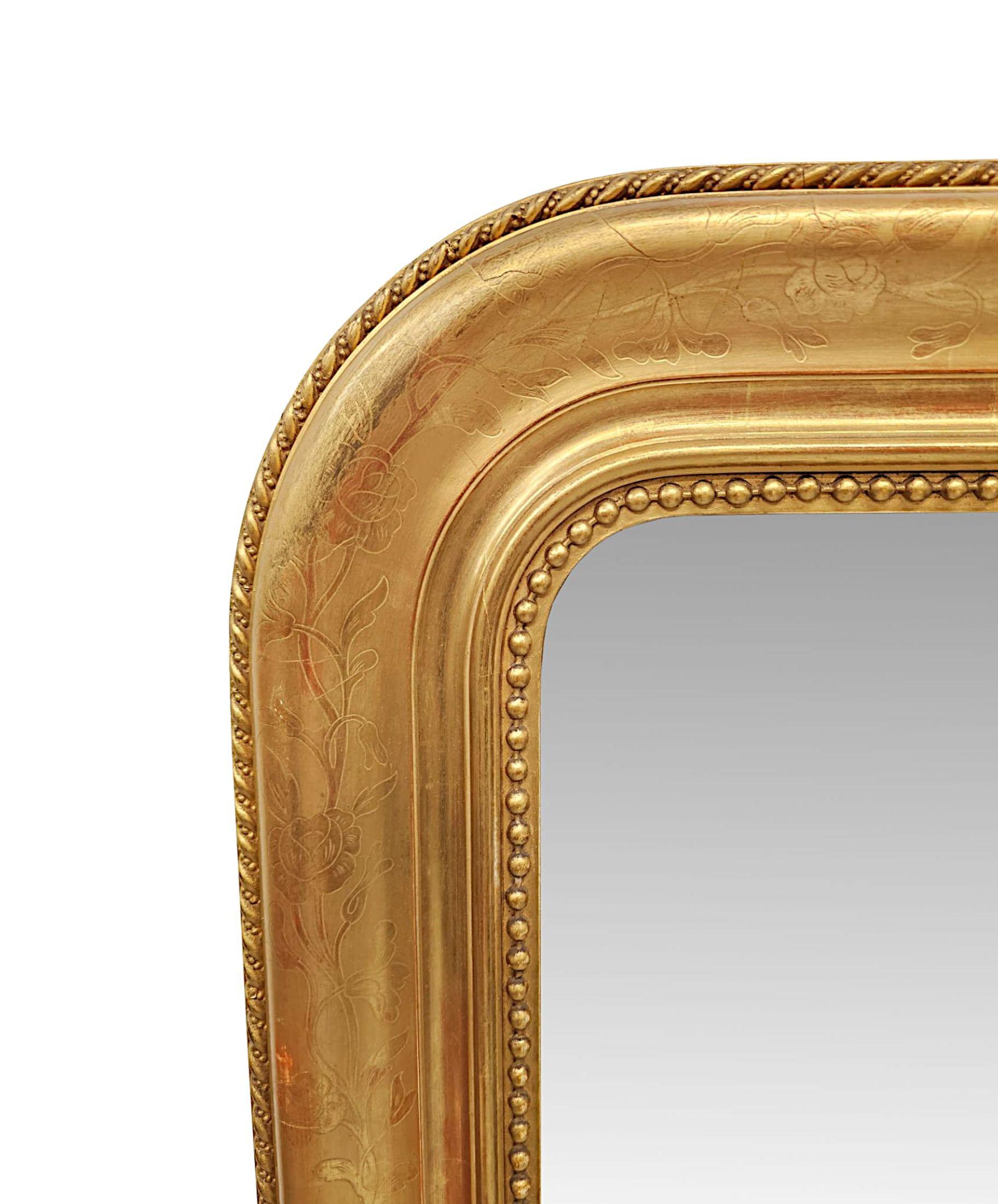 Espejo sobremantel de madera dorada de gran tamaño del siglo XIX con detalles florales en relieve Inglés en venta
