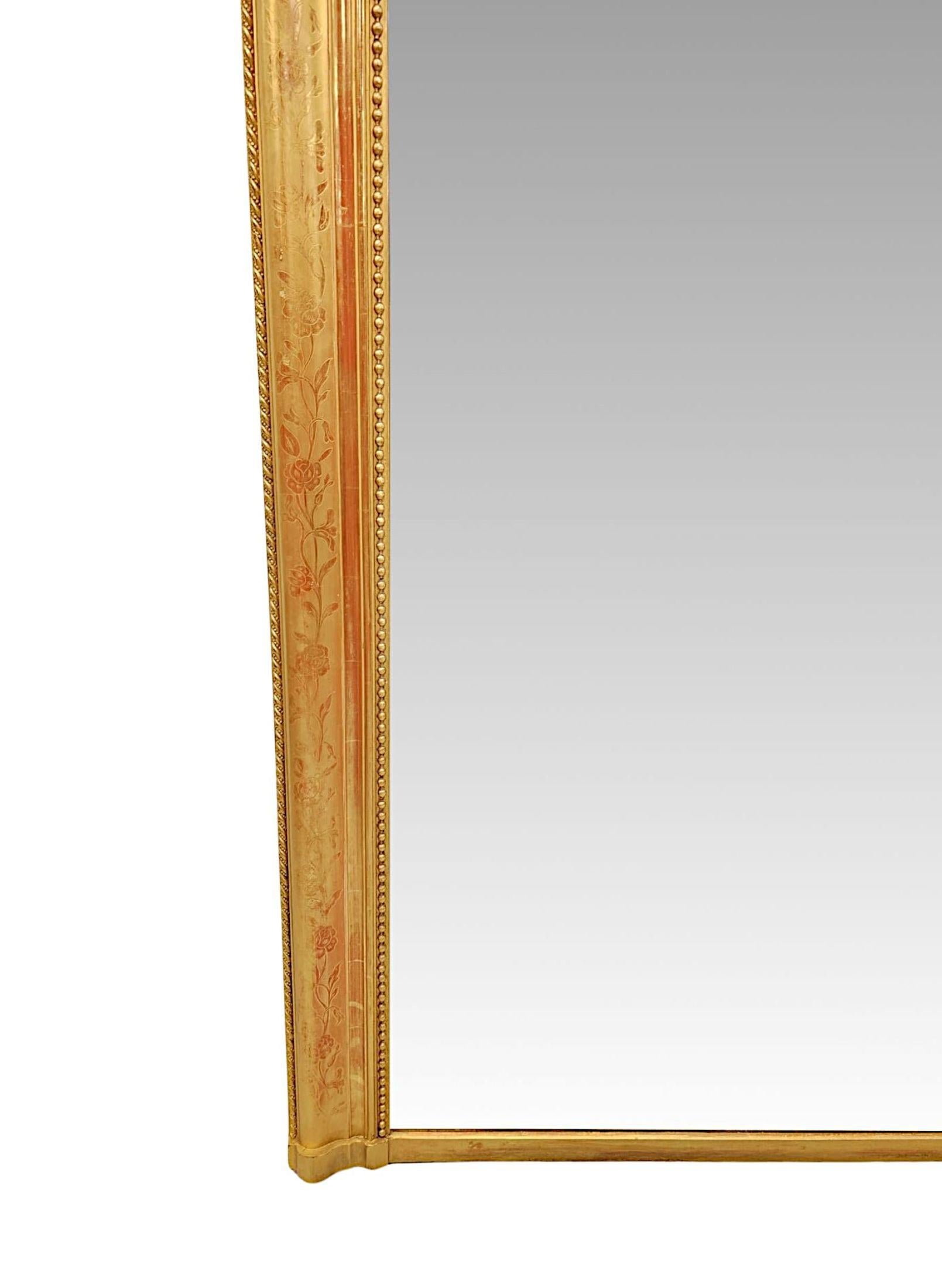 Espejo sobremantel de madera dorada de gran tamaño del siglo XIX con detalles florales en relieve Vidrio en venta