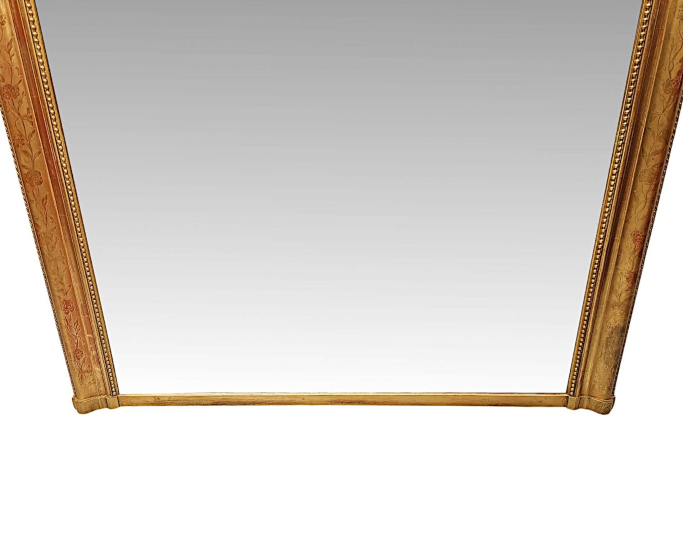 Espejo sobremantel de madera dorada de gran tamaño del siglo XIX con detalles florales en relieve en venta 1