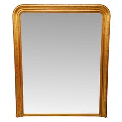 Espejo sobremantel de madera dorada de gran tamaño del siglo XIX con detalles florales en relieve