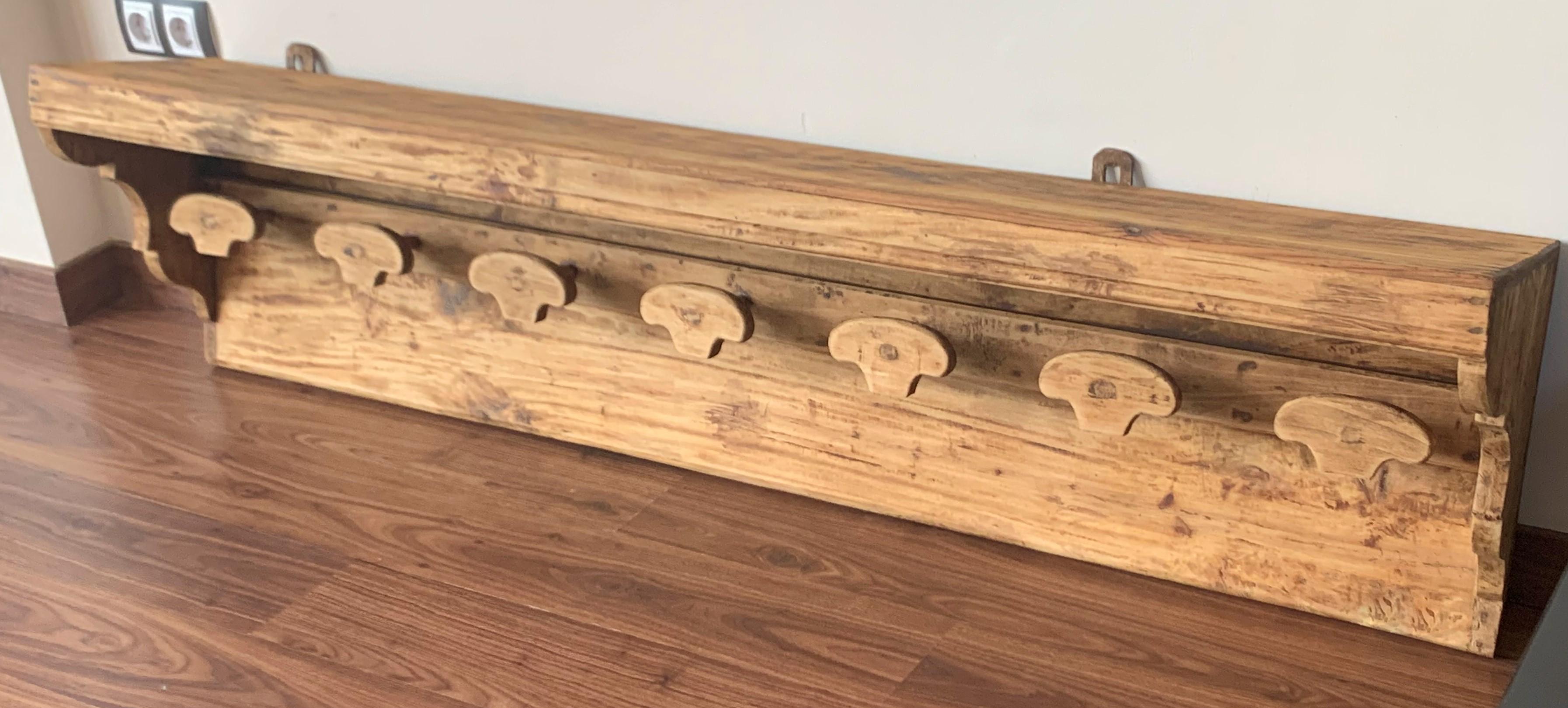 We present you a solid oak coat rack with big hooks.
The whole is topped with an advanced cornice, which forms a shelf.

Presented item is in very good condition.
