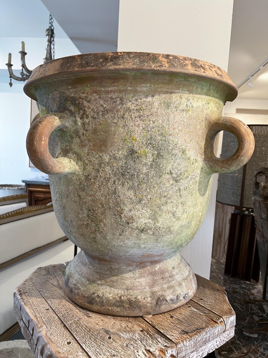 Questo imponente jardiniere in terracotta del XIX secolo proviene da Castelnaudary, una regione rinomata per le sue eccezionali ceramiche. La jardiniere vanta una forma grandiosa e classica con un bordo ampio e svasato e una base sostanziale che