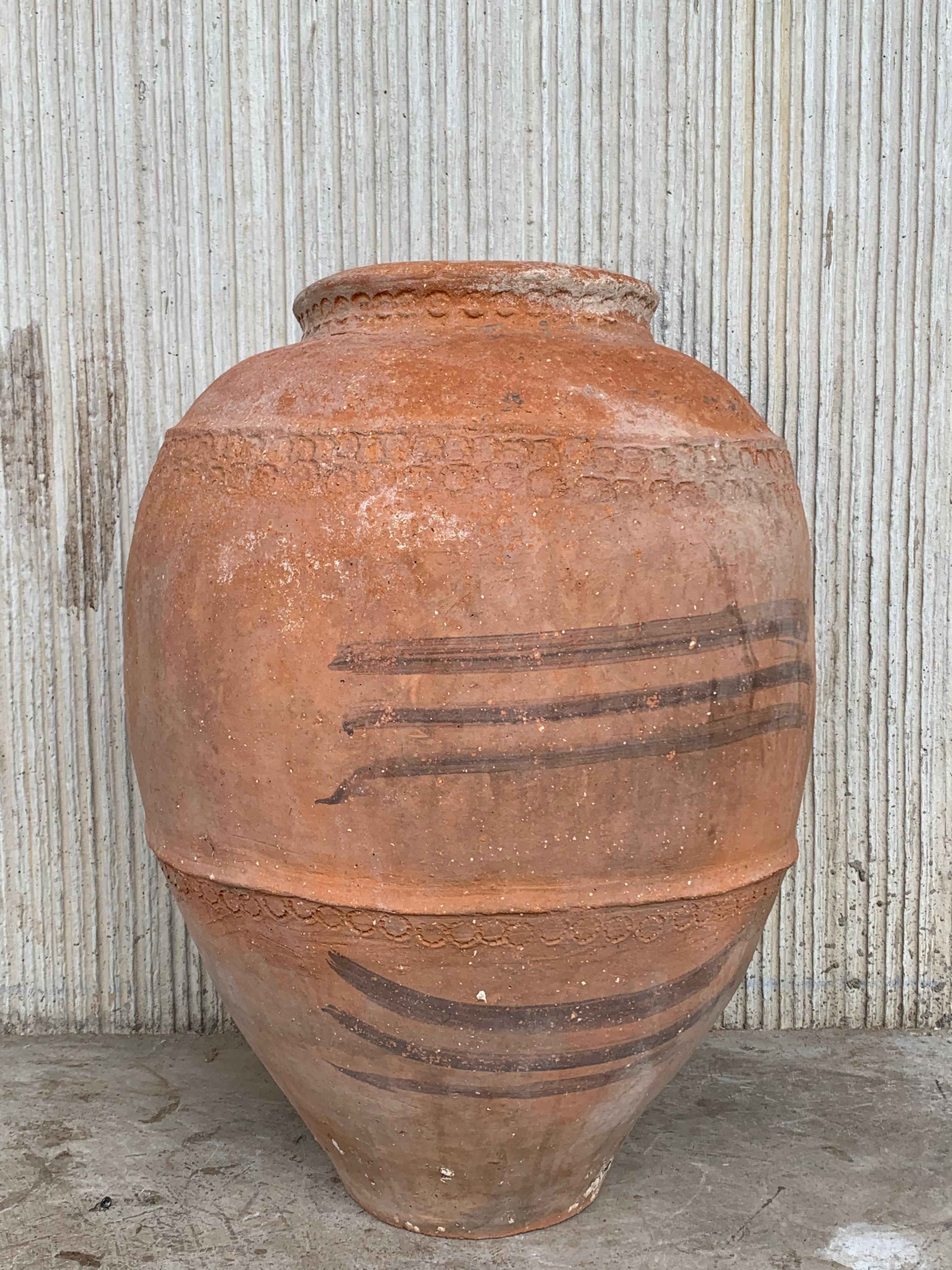 Old tinaja of Calanda (Teruel), Spain.
Made of clay with handcrafted semi circular handmade ribbed around the vase
This 