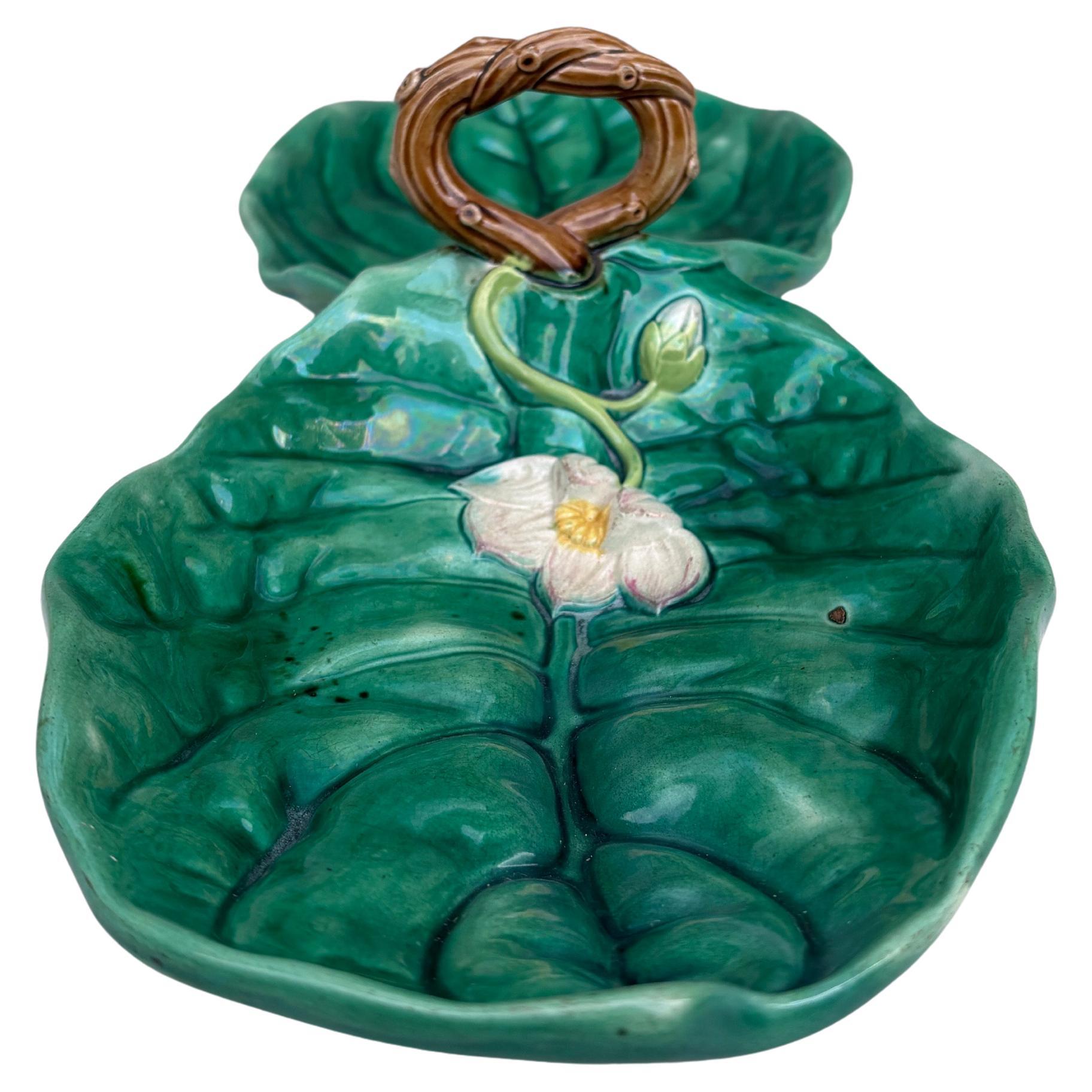 Victorien Grand plat de service victorien du 19ème siècle en majolique Pond Lilies poignée en vente