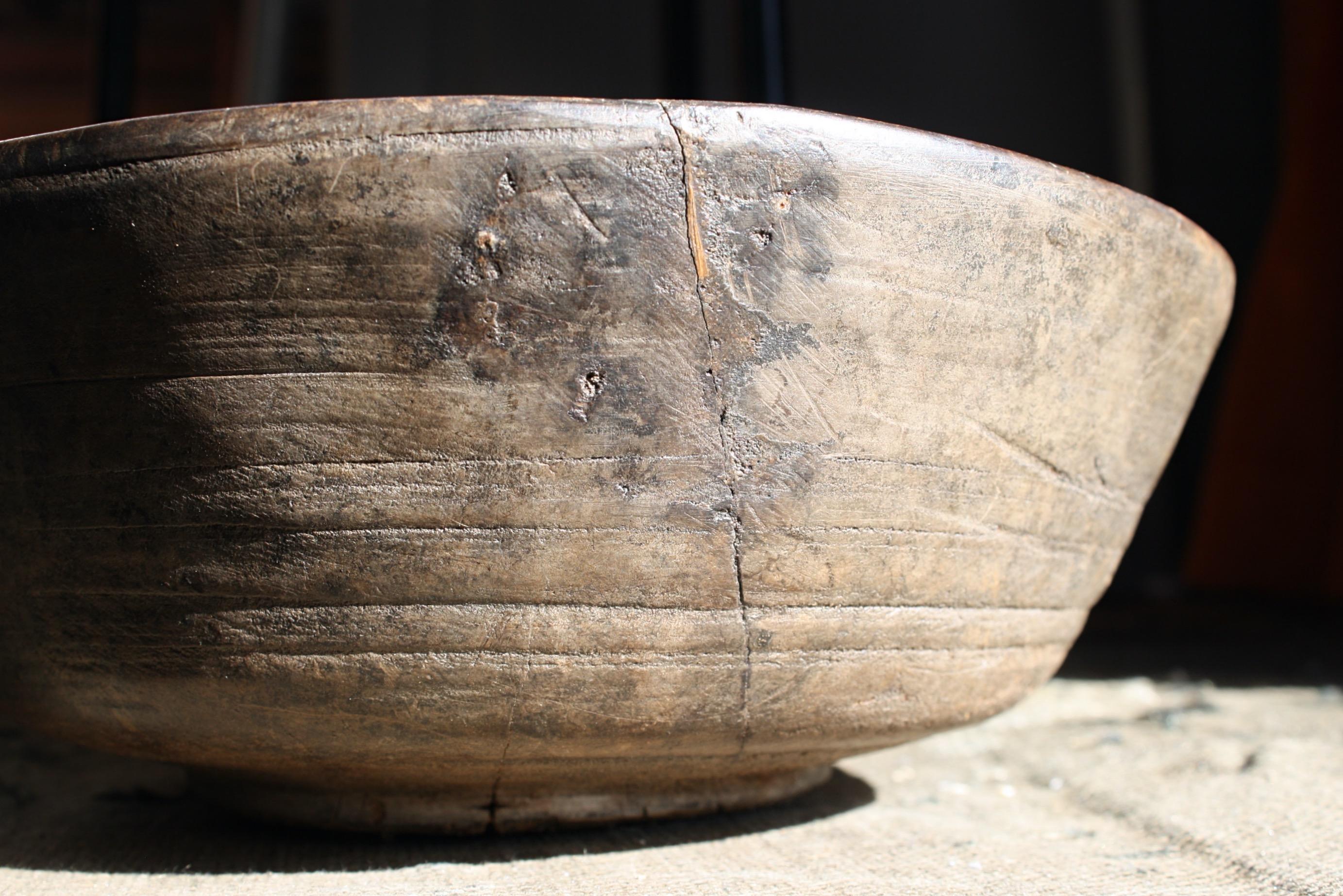 19th Century Large Welsh Turned Treen Sycamore Diary Bowl For Sale 3