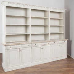 Grande vitrine danoise blanche du XIXe siècle