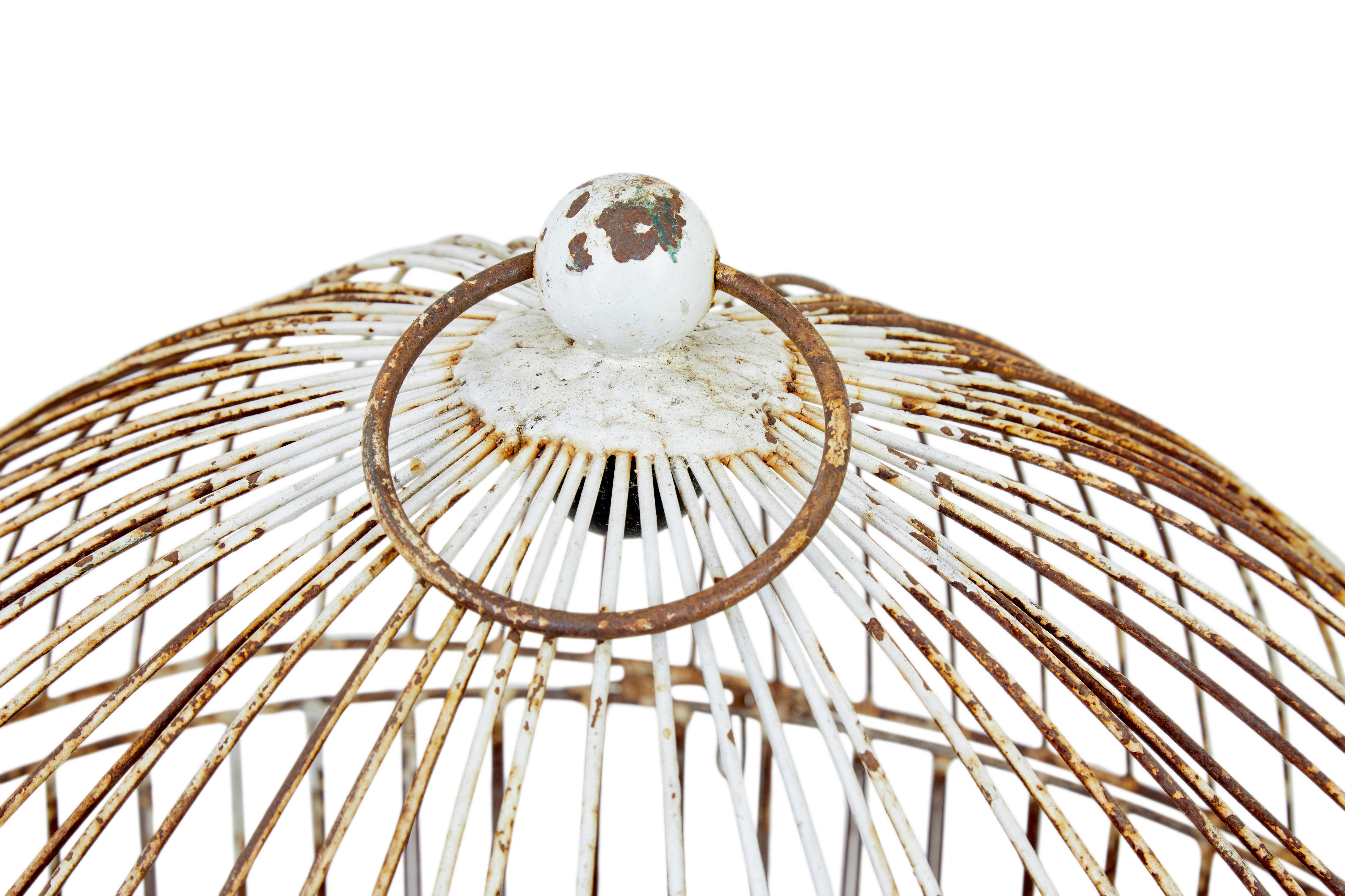 Grande cage à oiseaux décorative en fil de fer du 19e siècle, vers 1890.

Grande cage à perroquets en grillage.

2 parties, avec dôme amovible et anneau de fixation. Aucun accessoire n'est inclus. Pièce décorative idéale. Il faudra faire quelques