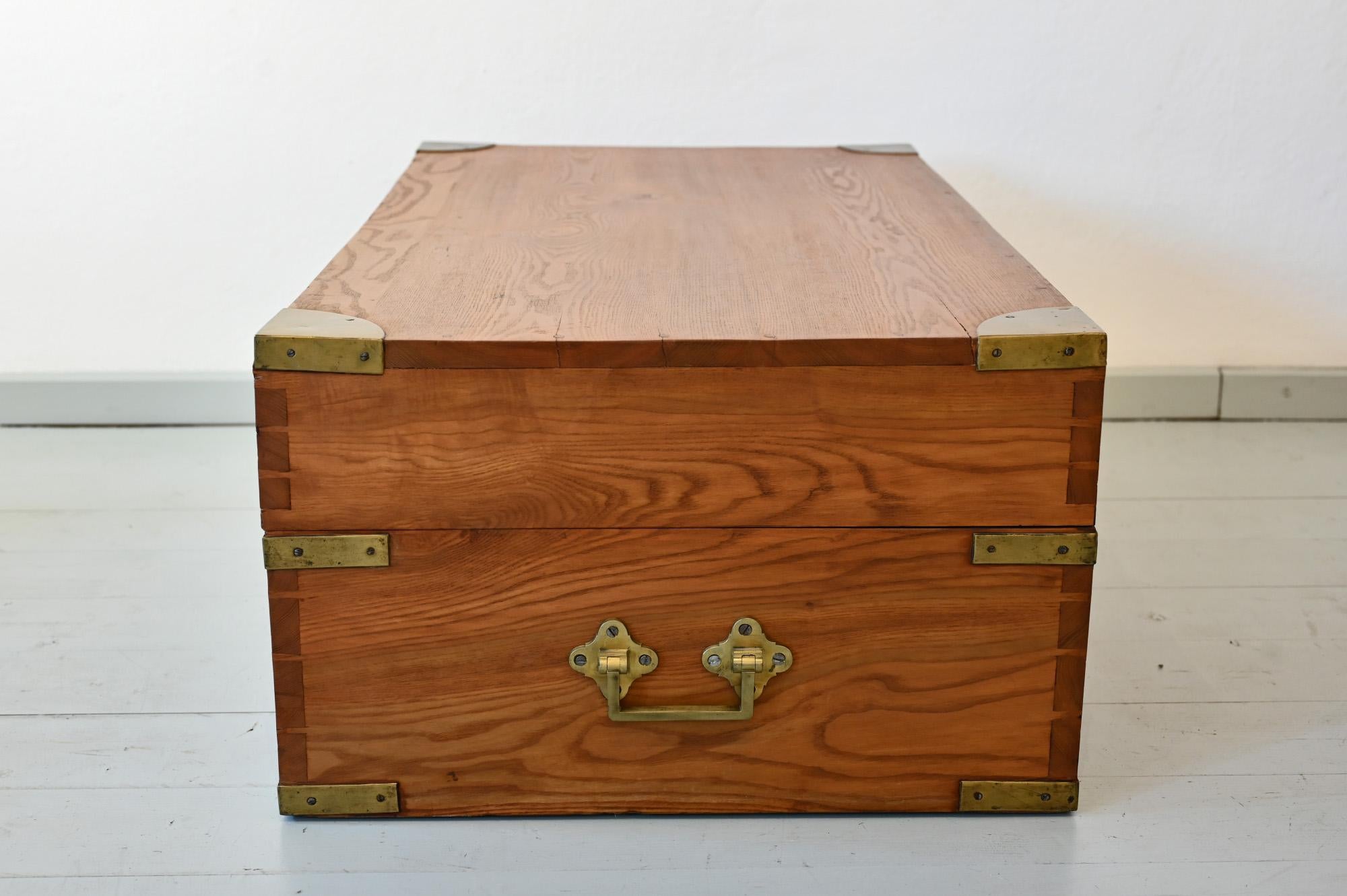 19th century Large Wooden Box No. 11 Olga Nikolajewna Romanow Brass Fittings In Good Condition For Sale In Epfach, DE