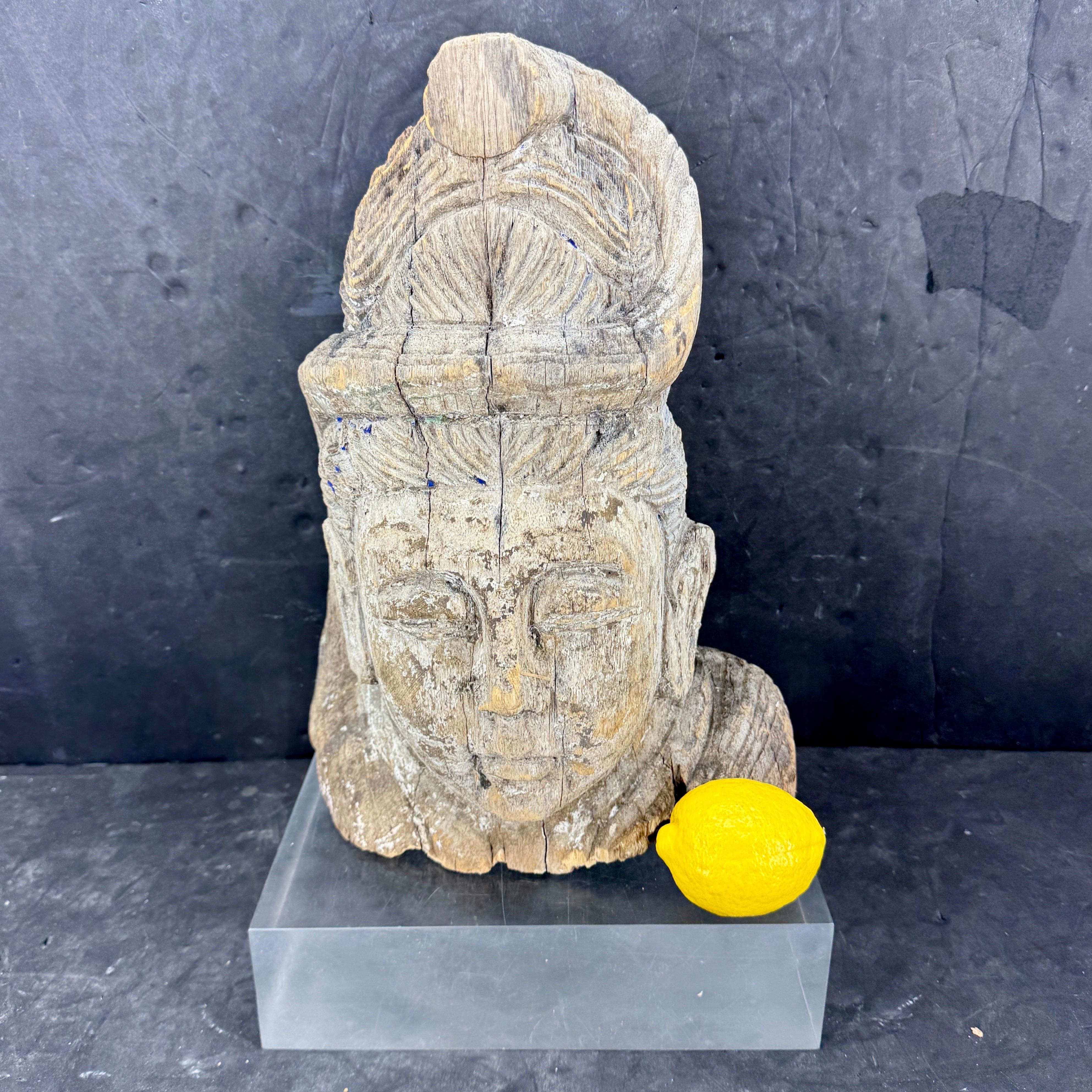Gran escultura antigua de madera en forma de busto de Buda. Esta estatua está tallada a mano en madera y data del siglo XIX. Las estatuas con cabeza de Buda simbolizan la sabiduría, el conocimiento y la consecución del Nirvana, y suelen utilizarse