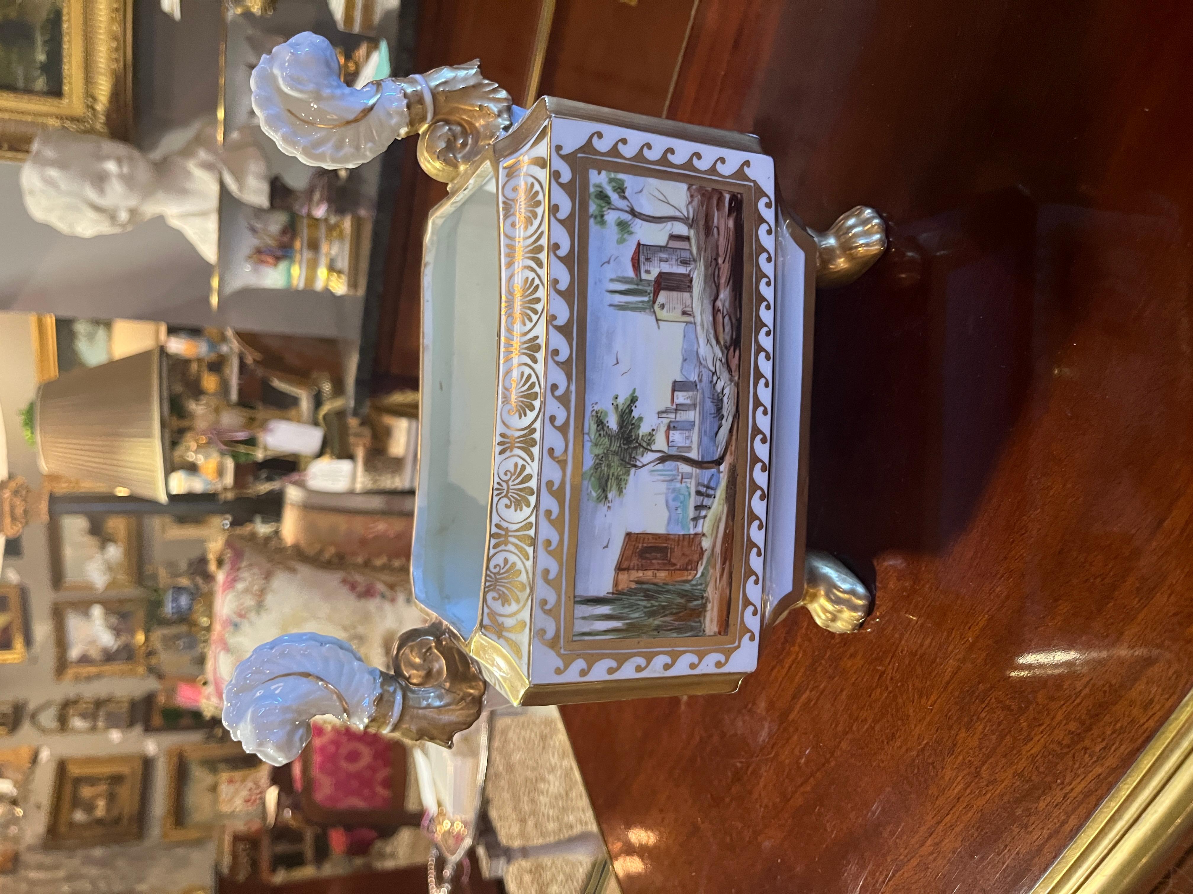 Jardiniere en porcelaine de style Empire français du 19ème siècle (fin). Belle pièce achetée en France. Usure appropriée à l'âge, voir les photos détaillées ou nous envoyer un message avec des questions. 