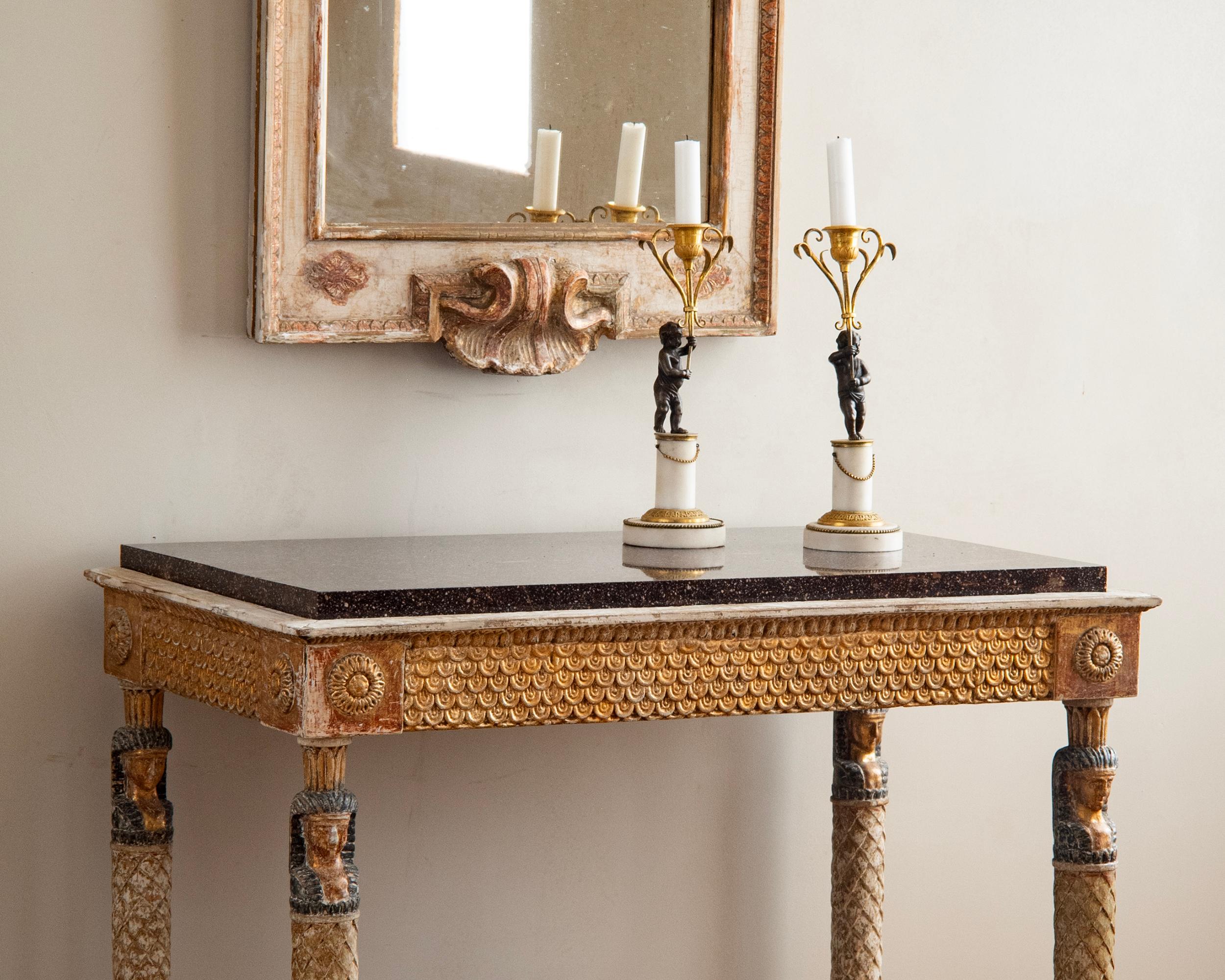 Paire de chandeliers suédois du début du XIXe siècle, de style gustavien tardif, en bronze doré et patiné foncé. Suède vers 1810.