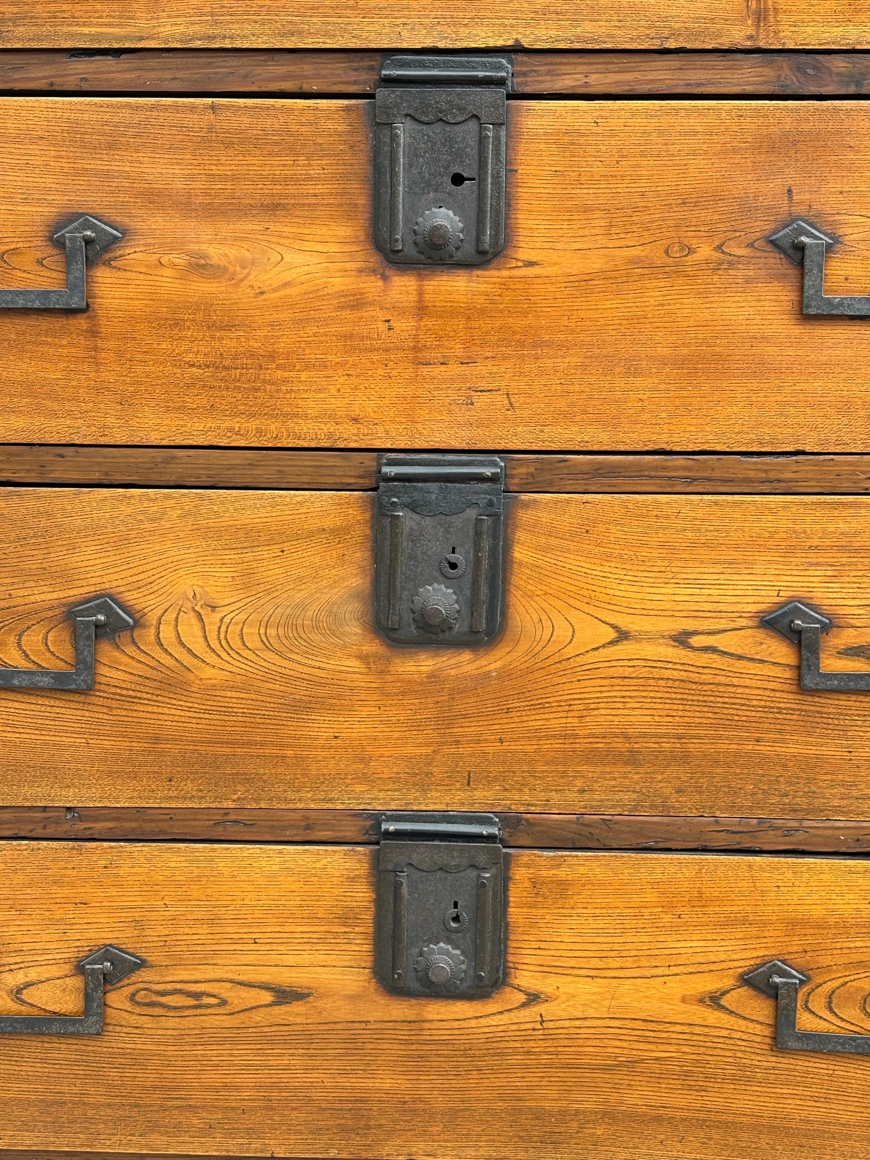 19th Century Late Meiji Japanese Keyaki Merchant Tansu Chest For Sale 8