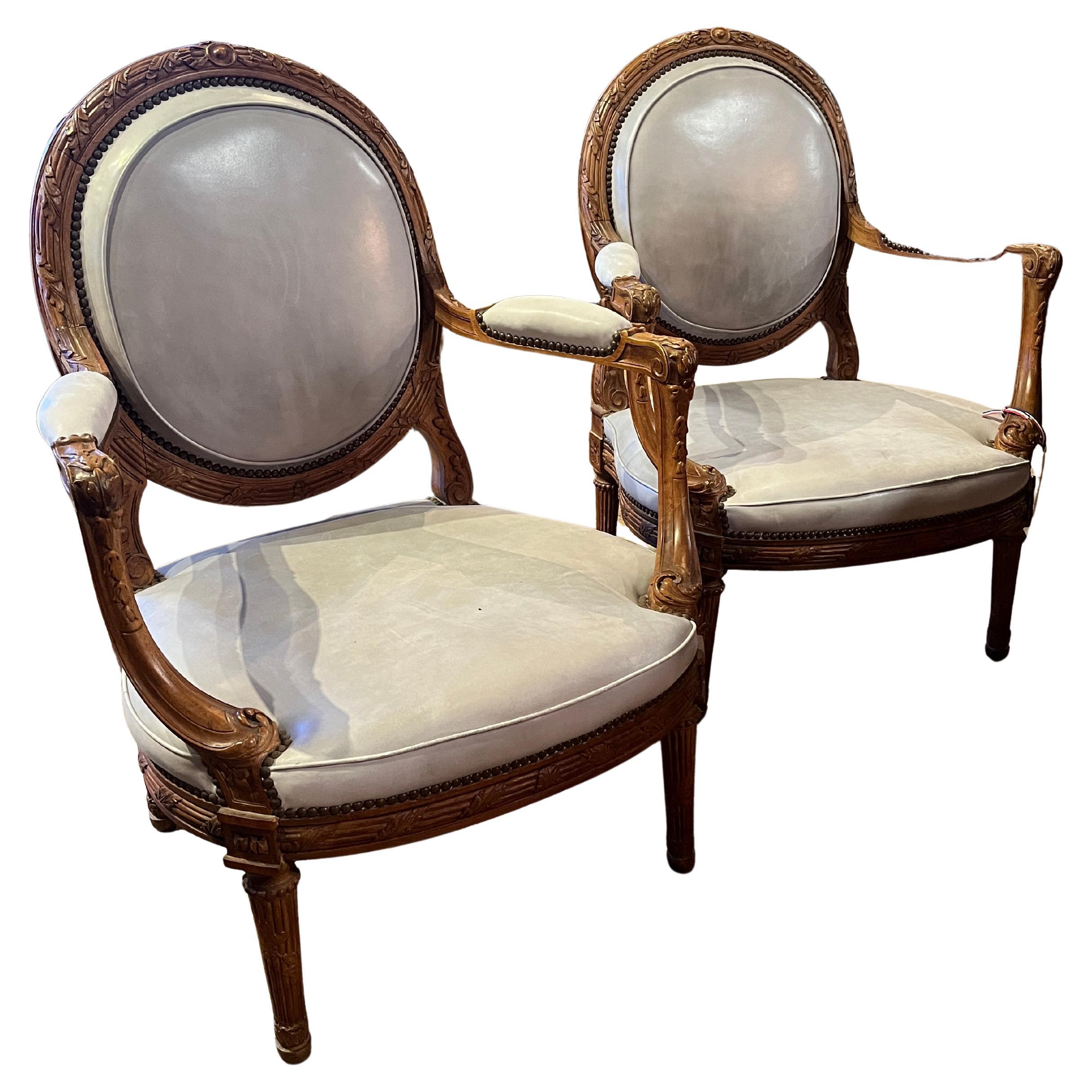 Coppia di fauteuil in noce in stile Luigi XVI del XIX secolo (fine)