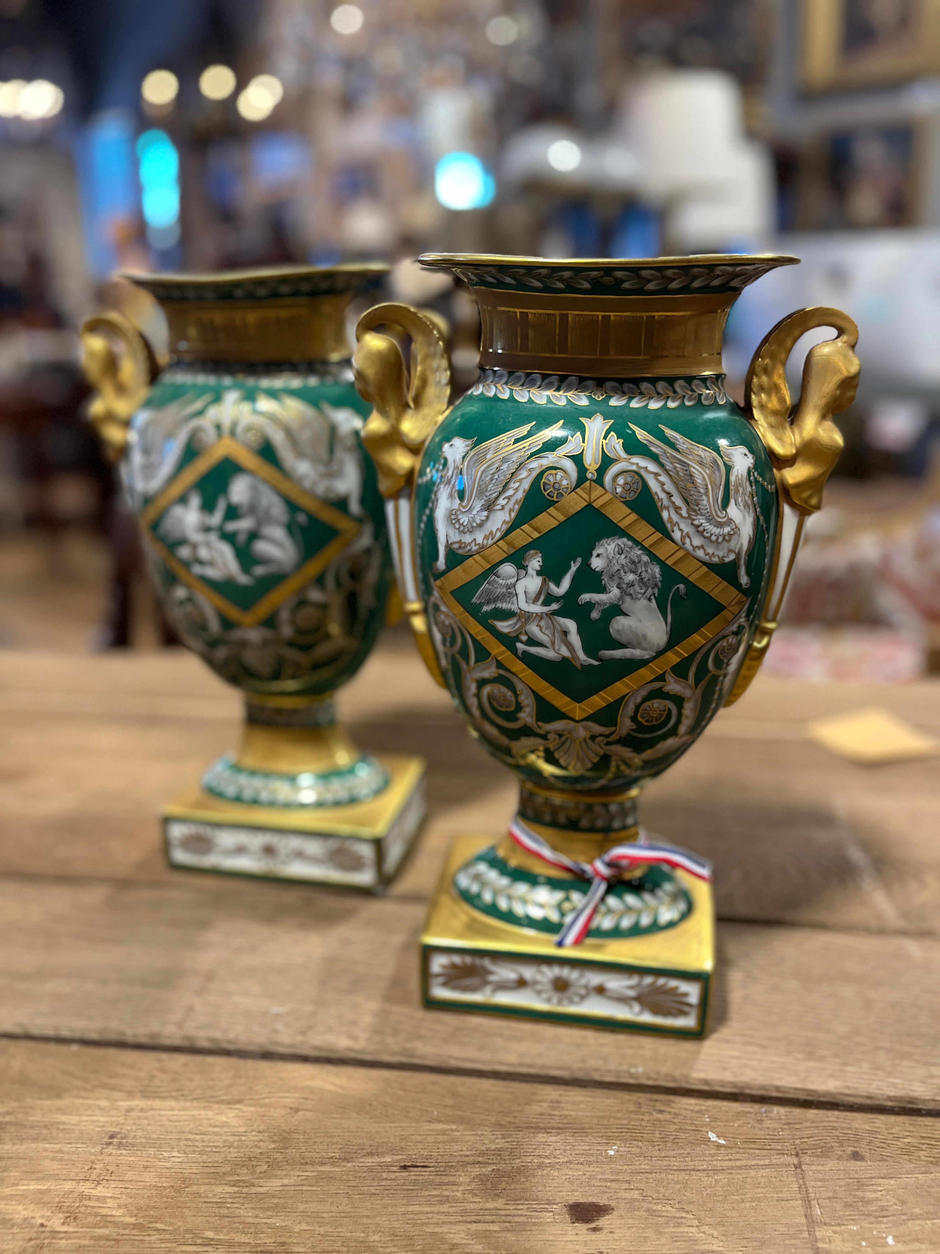 Par de Urnas de Porcelana de París Dorada del Siglo XIX (Tardío) Francés en venta